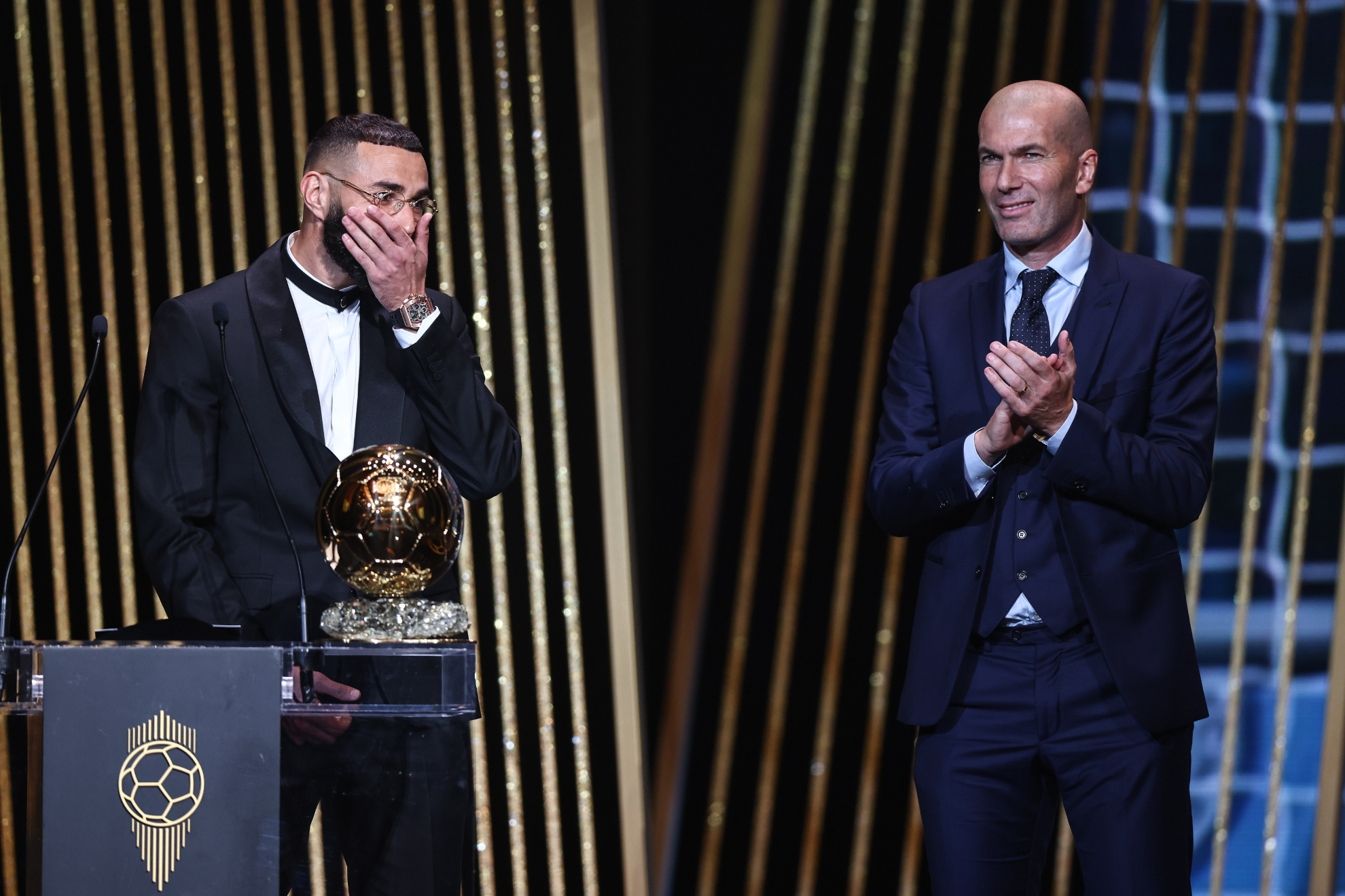 Karim Benzema y Zinedine Zidana, en el momento que el jugador del Real Madrid recibe el Balón de Oro. / EFE