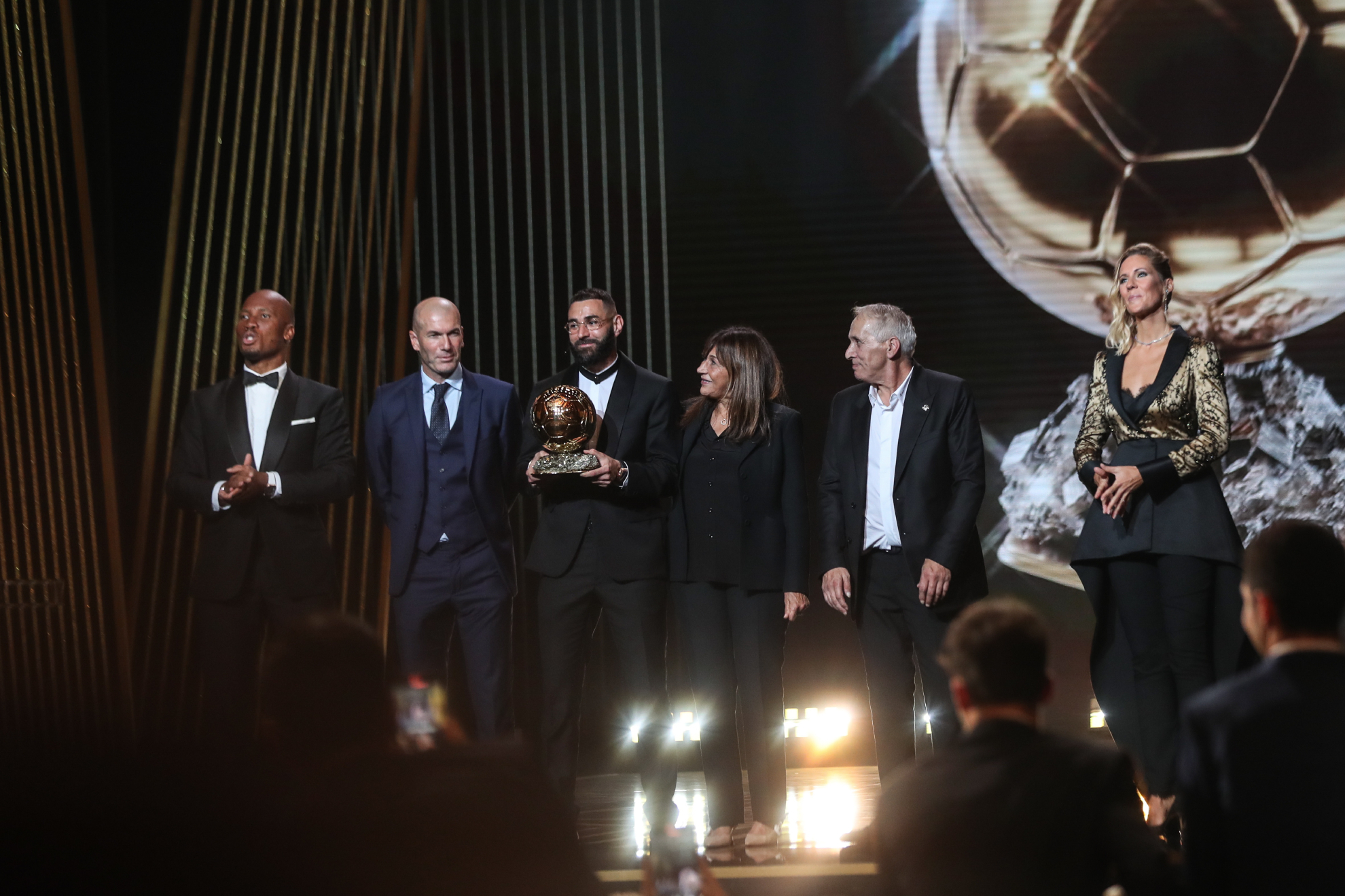 Benzema junto a Zidane en la despedida de la gala del Balón de Oro / EFE/EPA/Mohammed Badra