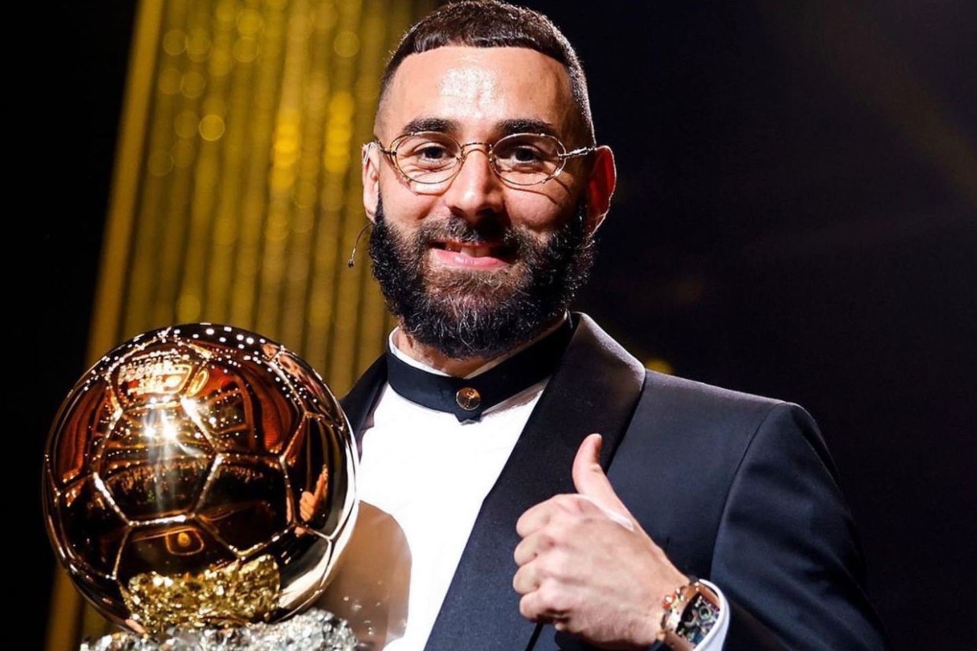 Karim con el trofeo del Balón de Oro (R.M.).