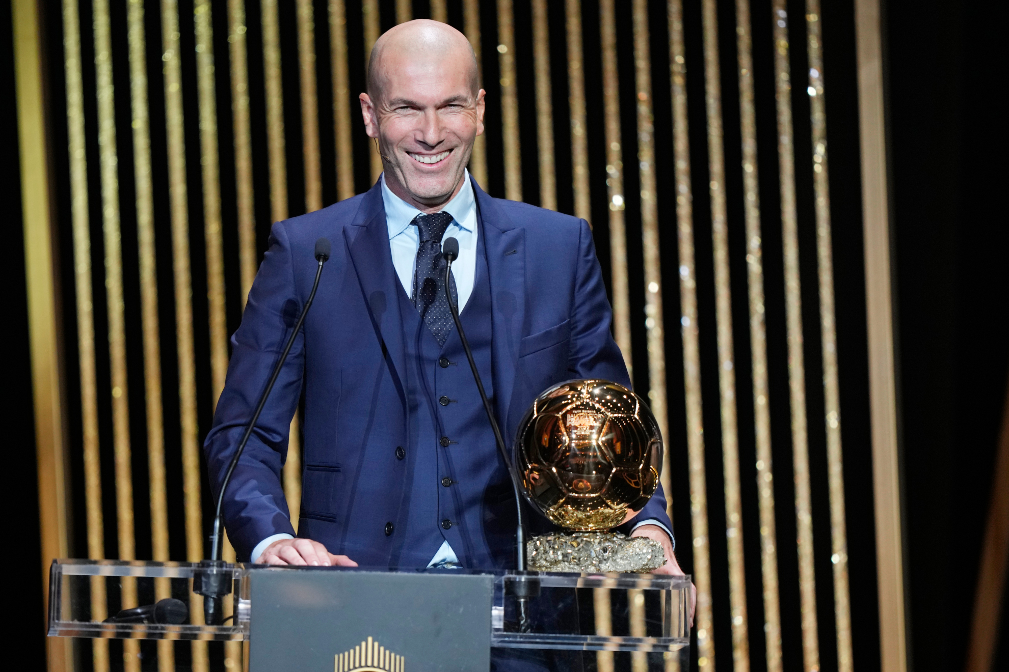 Zinedine Zidane, momentos antes de entregar el Balón de Oro a Karim Benzema. / AP