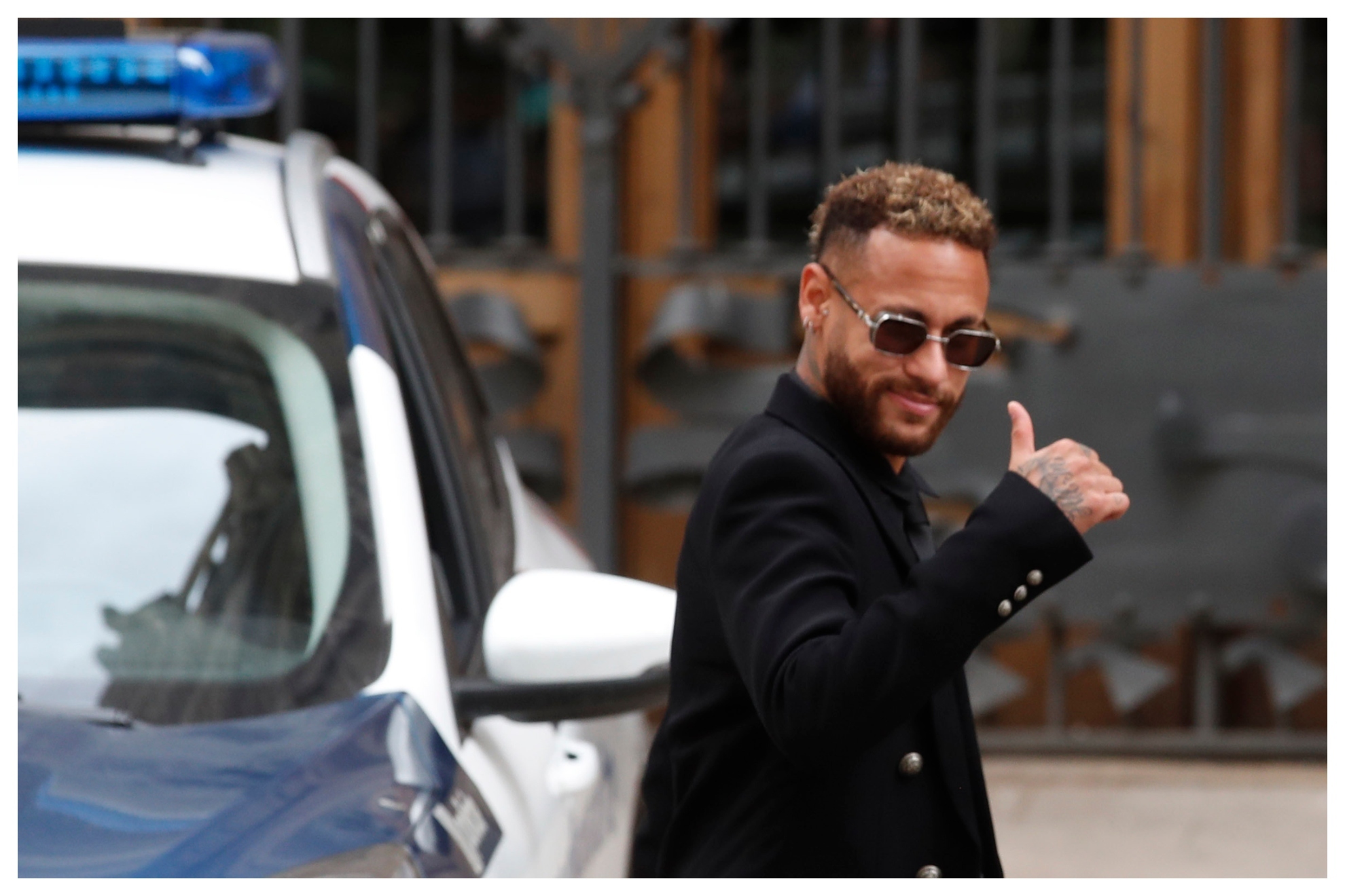 Neymar, a la salida de la Audiencia de Barcelona este lunes. / FRANCESC ADELANTADO