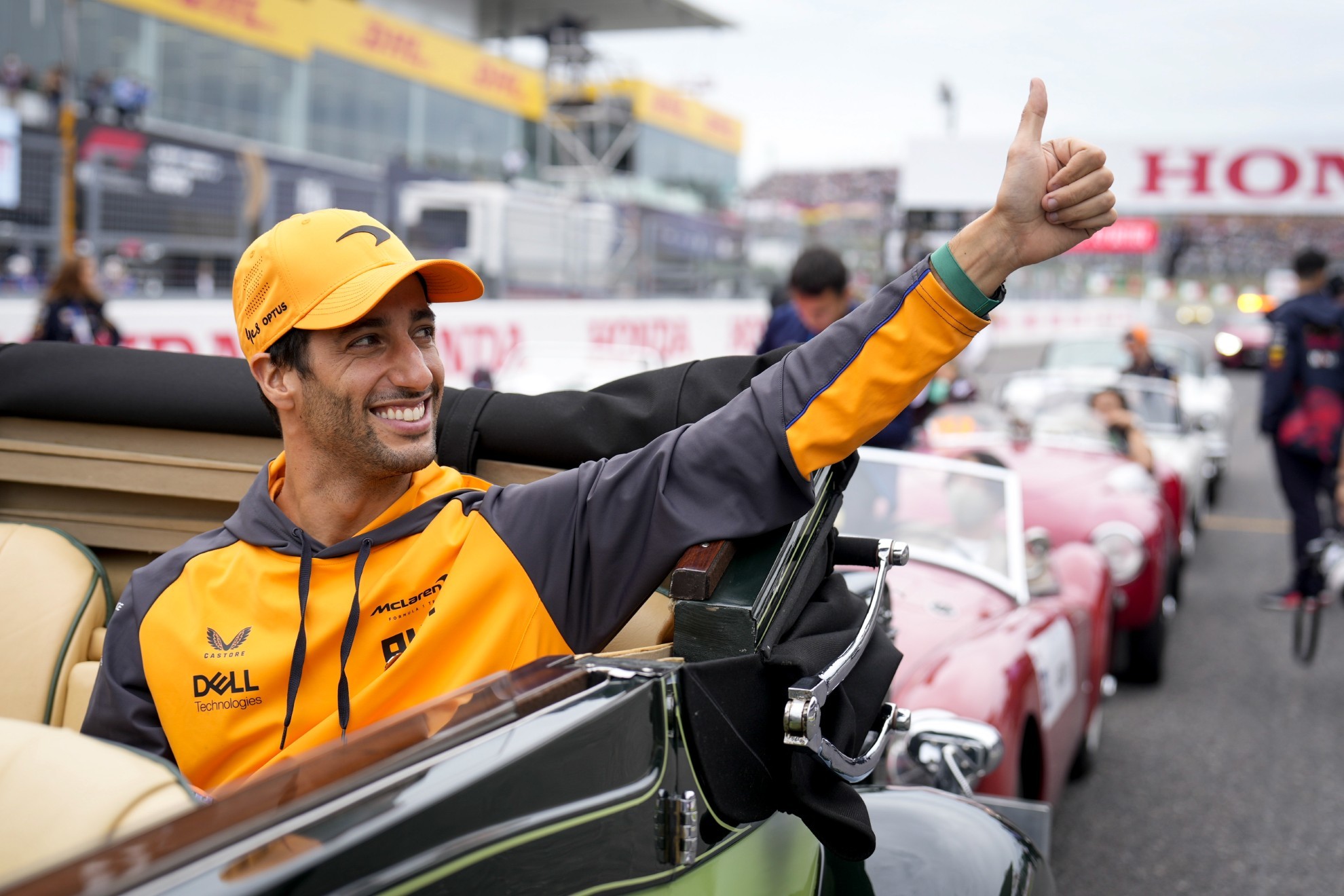 Ricciardo saludando al público en el último GP | FRANCK ROBICHON EFE
