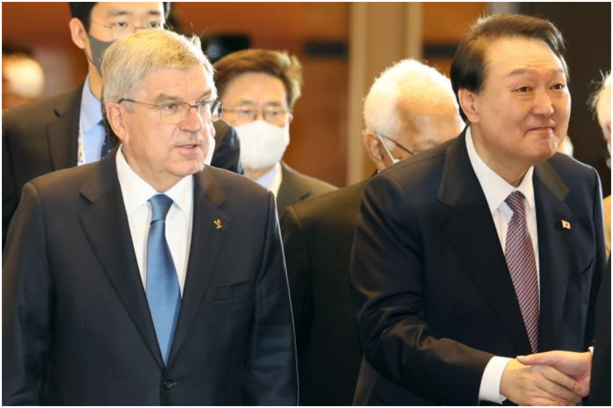 Thomas Bach, presidente del COI, y Yoon Suk-yeol, presidente de Corea del Sur.