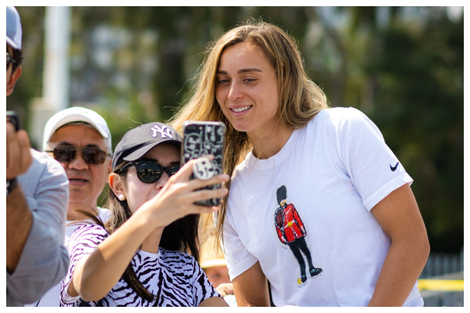 Badosa se realiza un selfie con una aficionada/Getty Images