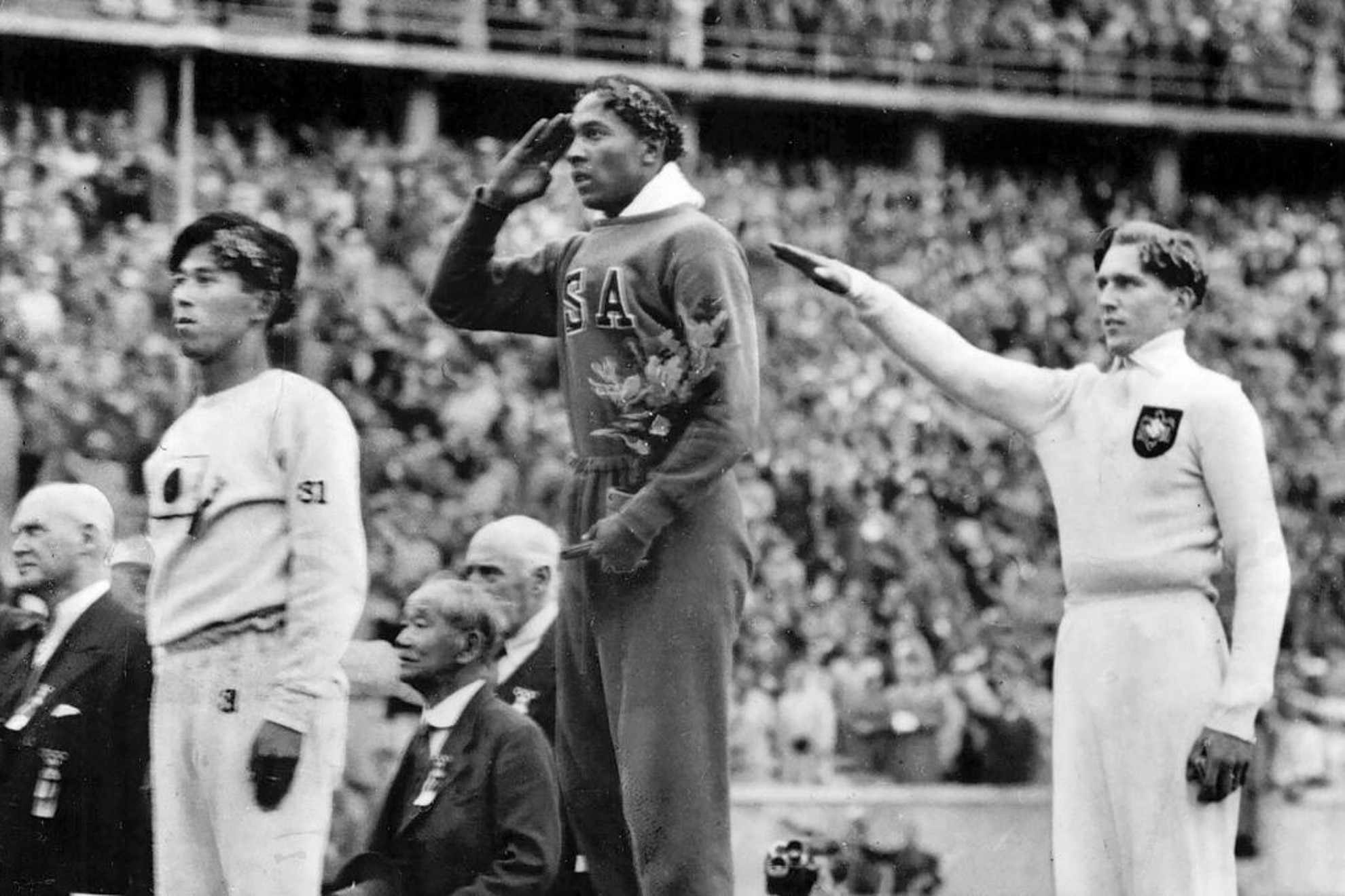 El podio olímpico de salto de longitud en Berlín 1936: Naoto Tajima...