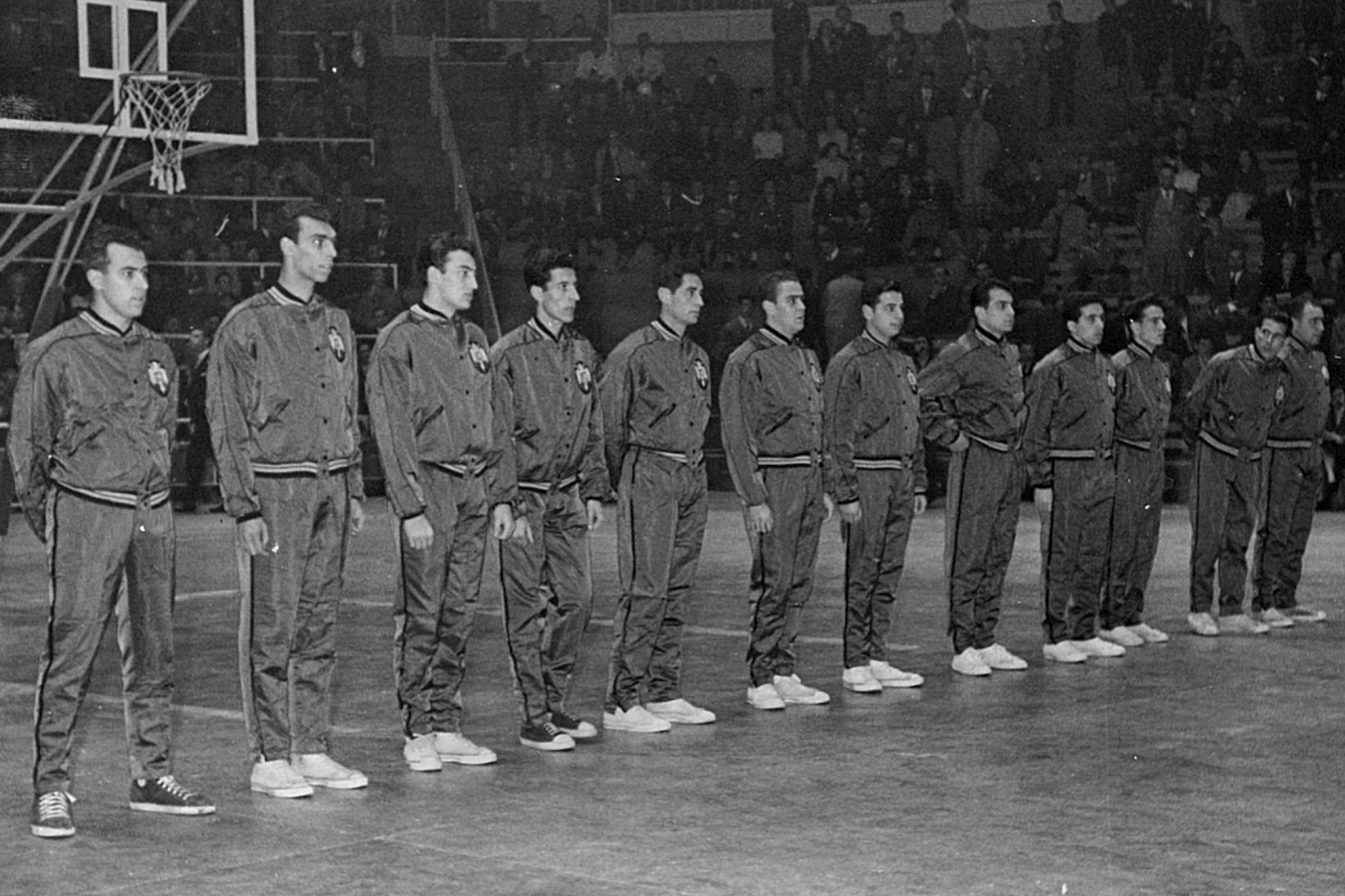 Francisco Capel, el cuarto por la izquierda, antes de un partido de la seleccin espaola. ARCHIVO MARCA