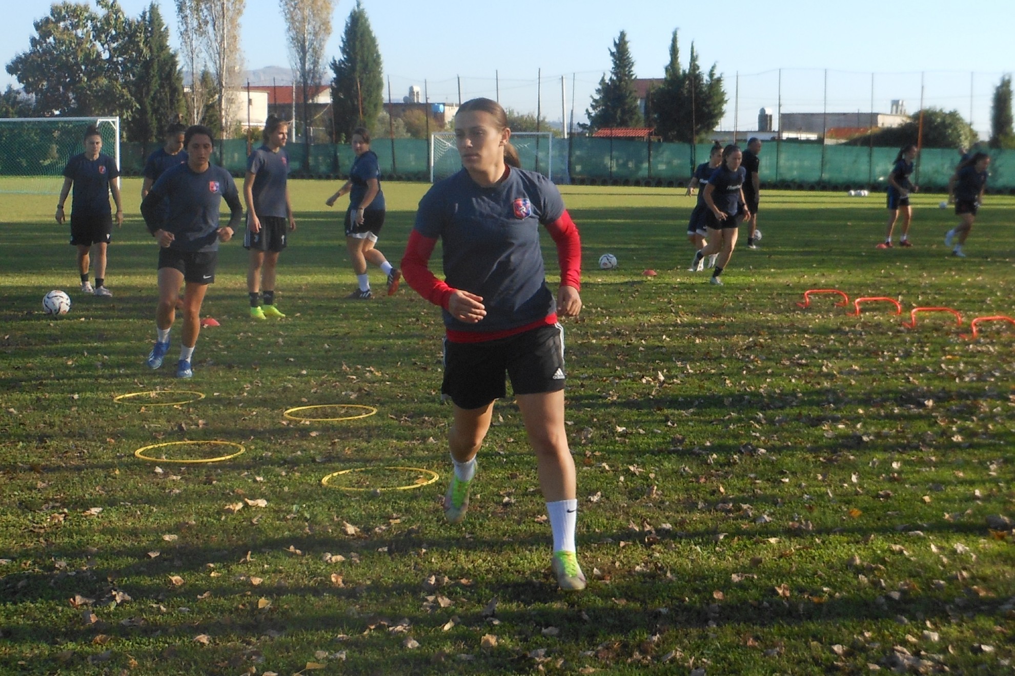Megi Doçi, delantera del KFF Vllaznia, durante un entrenamiento el miércoles / EFE