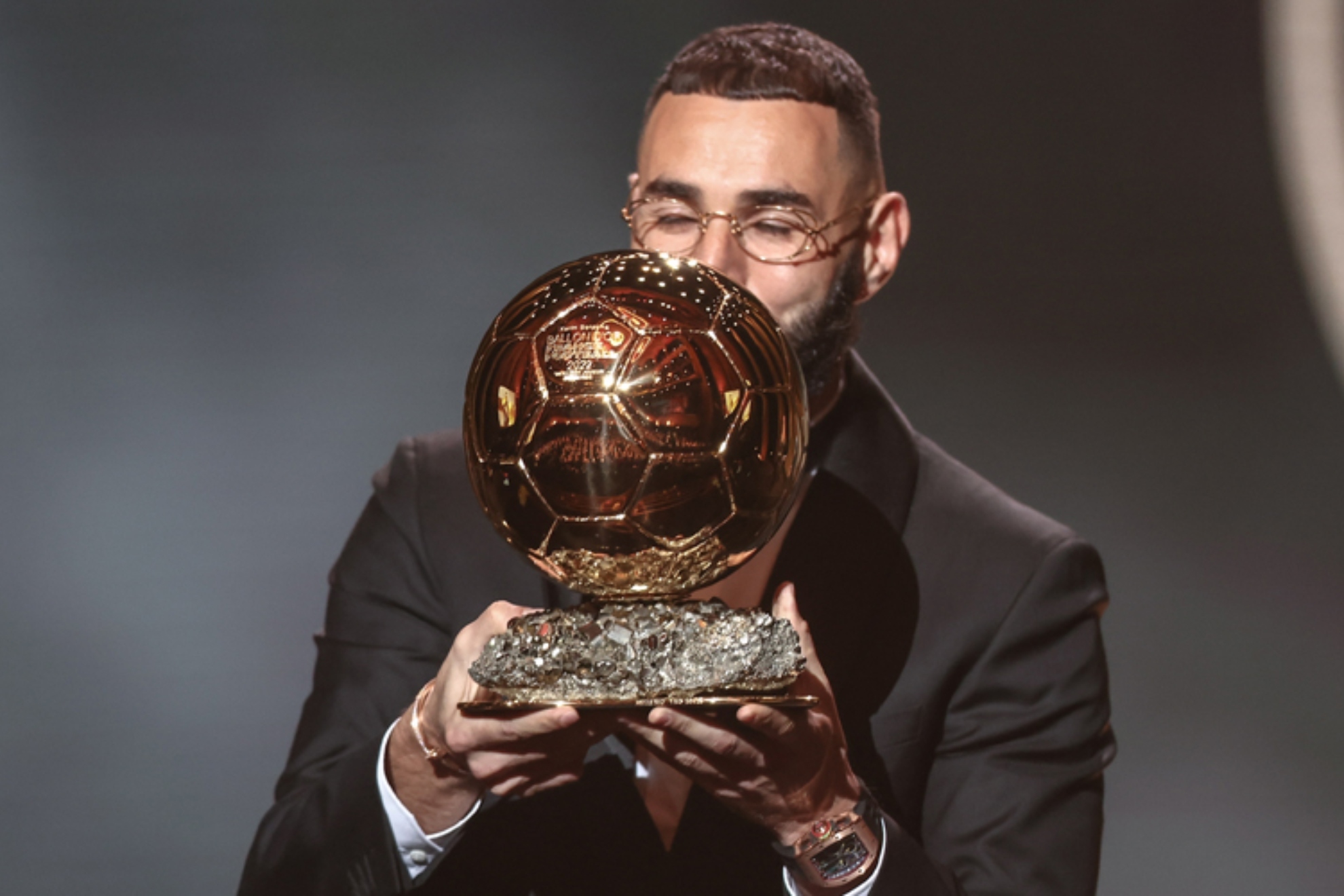 Karim Benzema, con el Balón de Oro