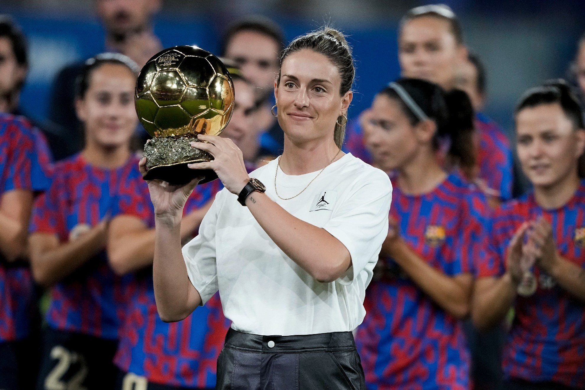Alexia Putellas muestra el Balón de Oro a la afición del Barcelona en el Johan Cruyff / EFE