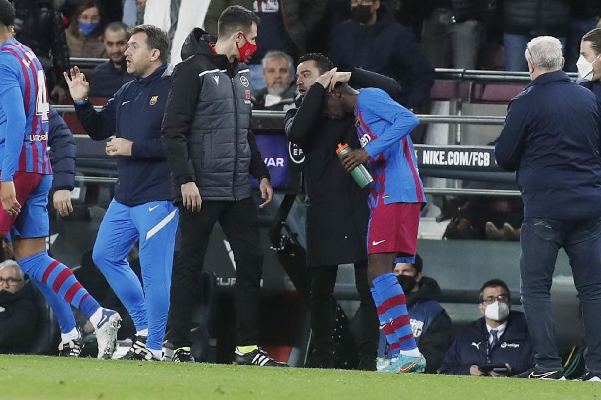 Xavi abraza a Demb�l� tras marcar contra el Athletic el curso pasado.