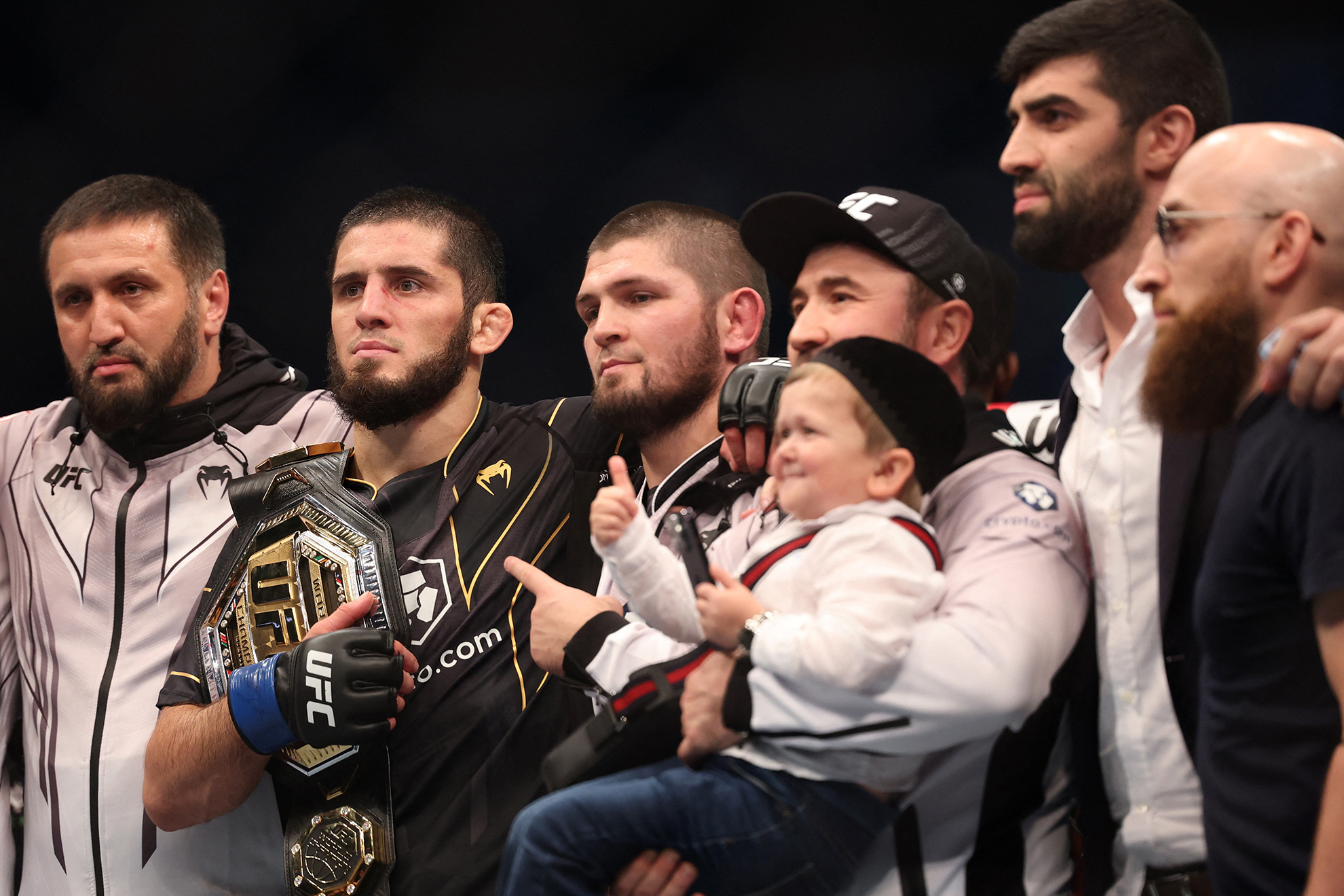 Makhachev junto a su equipo con el título de peso ligero en UFC