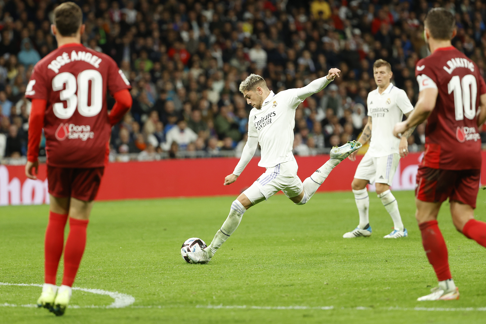 Valverde se dispone a disparar el que supondría el tercer gol del Real Madrid.