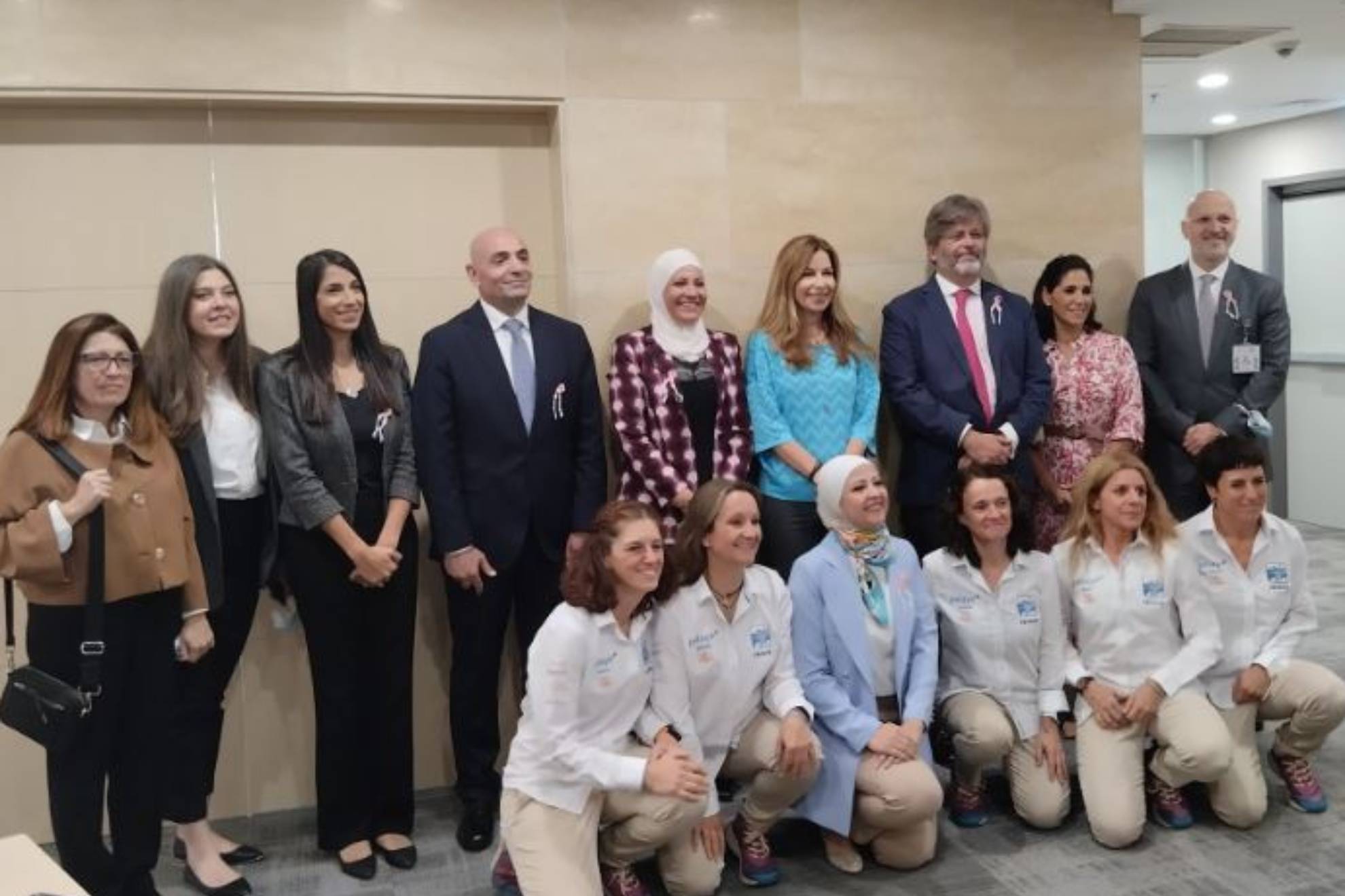 Abajo, de izquierda a derecha Esther, Olga, una dirigente del hospital jordano, Nancy, Pilar y Miriam; arriba, de azul la princesa Guida Talal, y a su lado  el embajador de España en Jordania