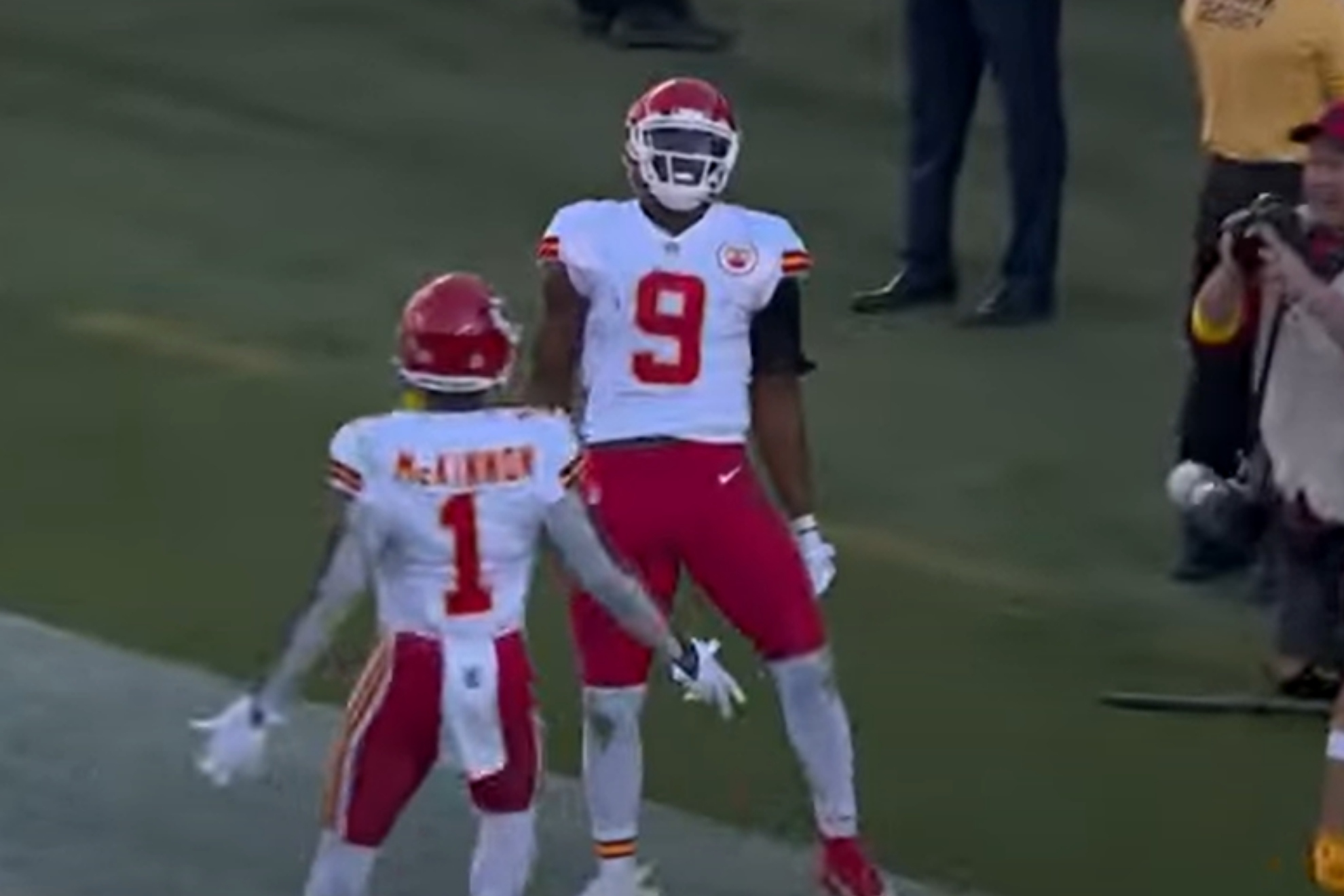 Juju Smith-Schuster pays homage to Cristiano Ronaldo on the field after scoring a 32-yard touchdown vs 49ers