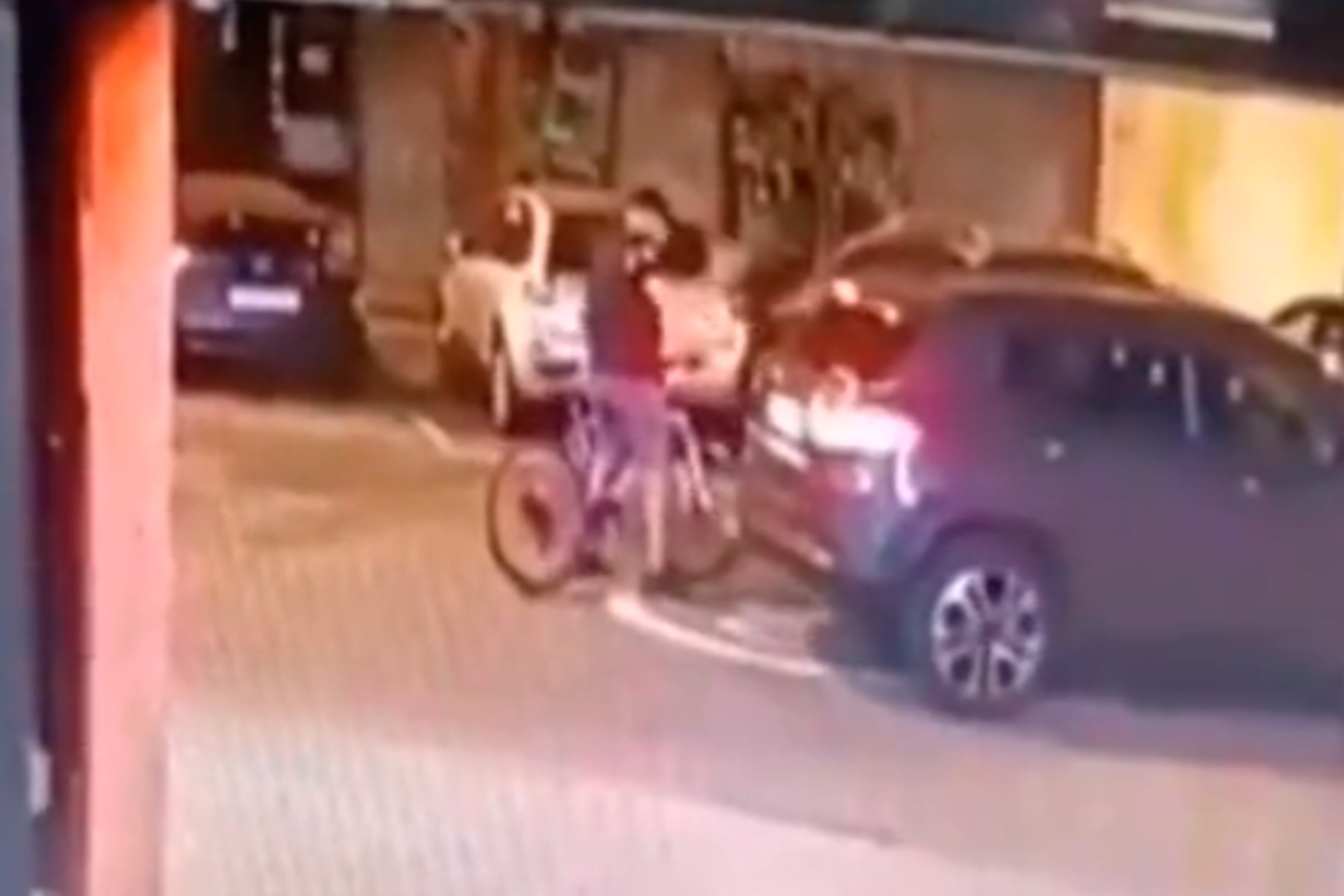 El ciclista, protestando al conductor por el falso golpe. Foto: Twitter.