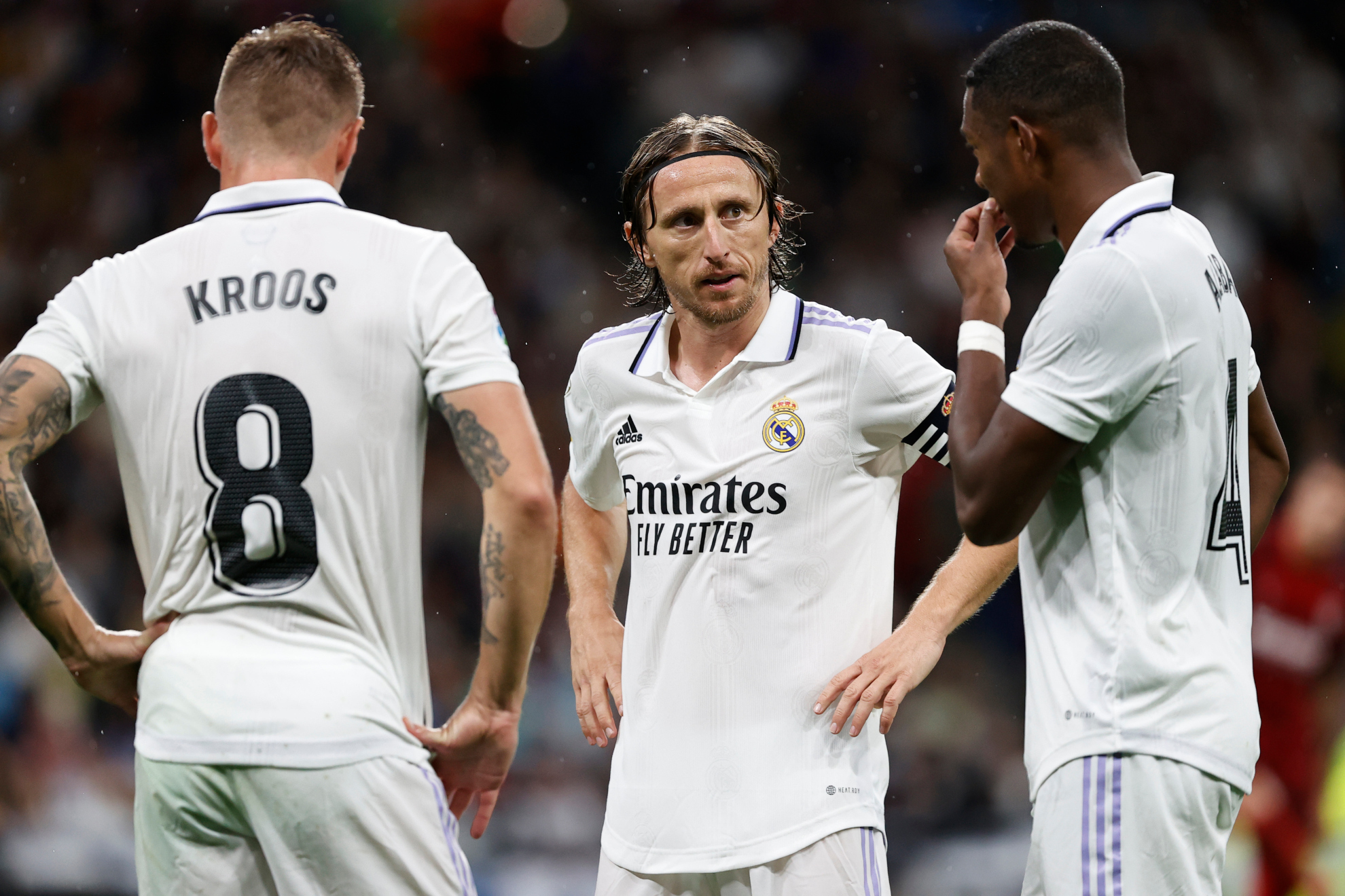 Modric charla con Kroos y Alaba en el partido de este pasado fin de semana ante el Sevilla.