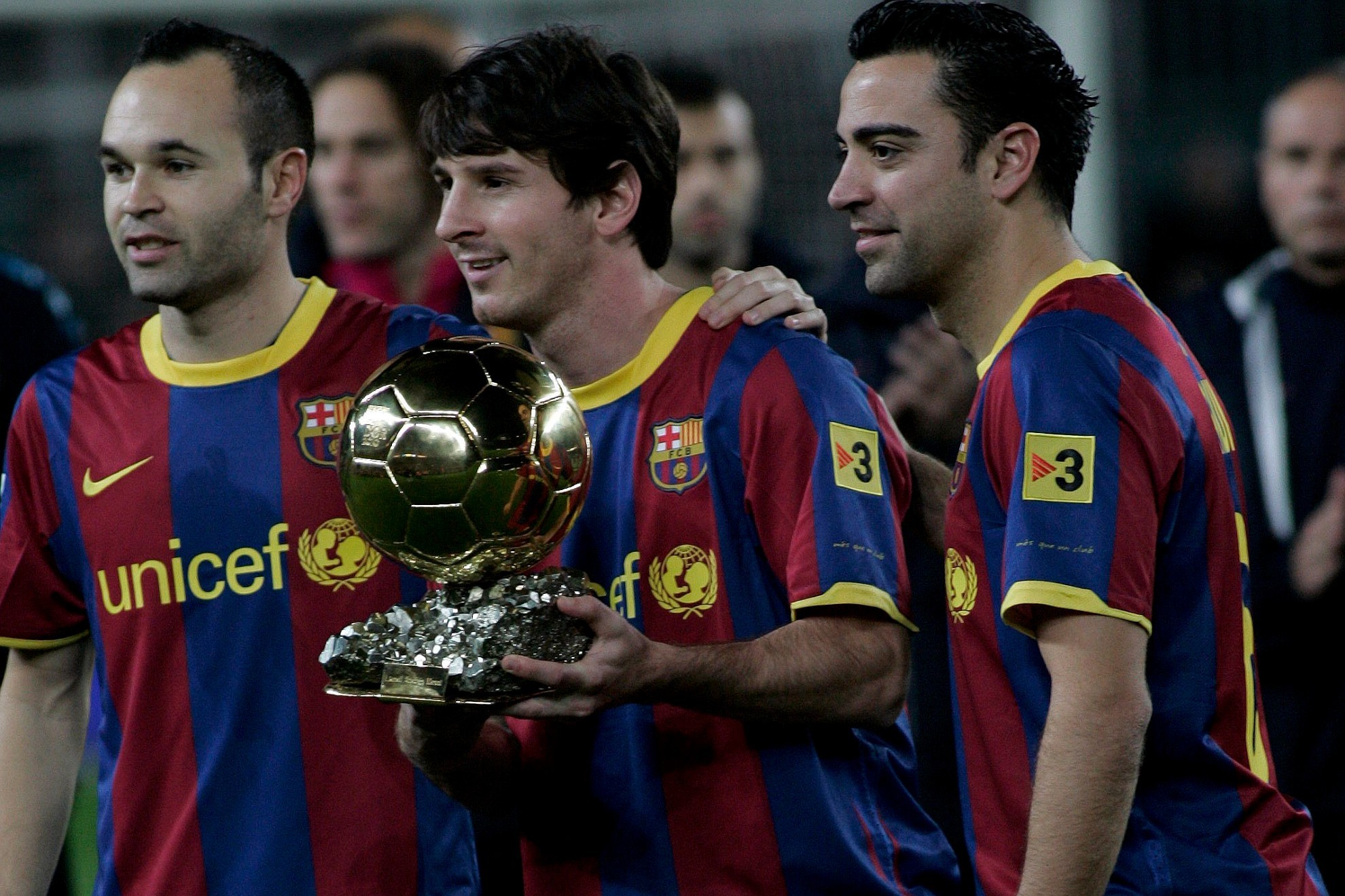 Messi, Iniesta y Xavi posan junto al Balón de Oro