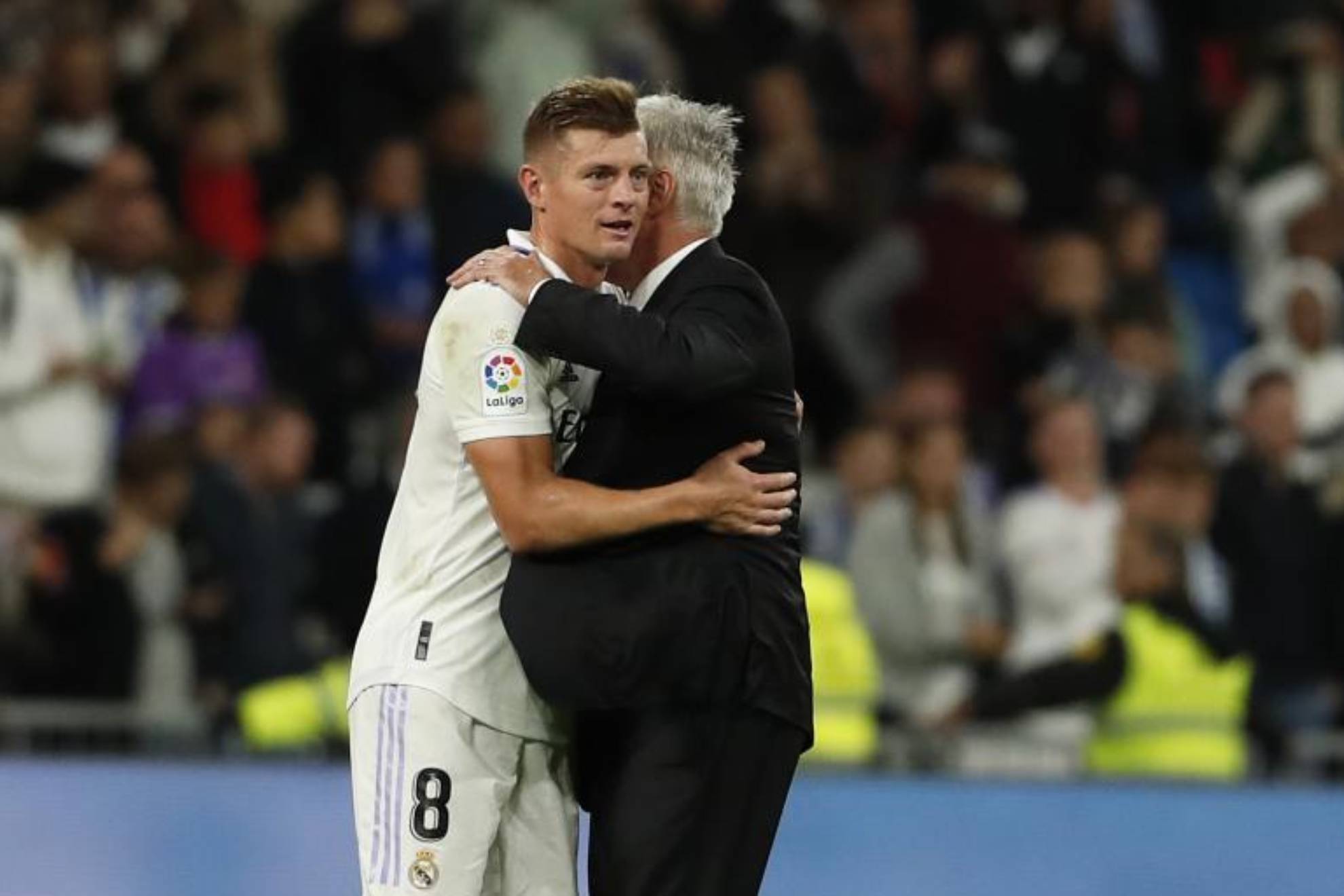 Ancelotti felicita a Kroos al final de un partido de esta temporada.