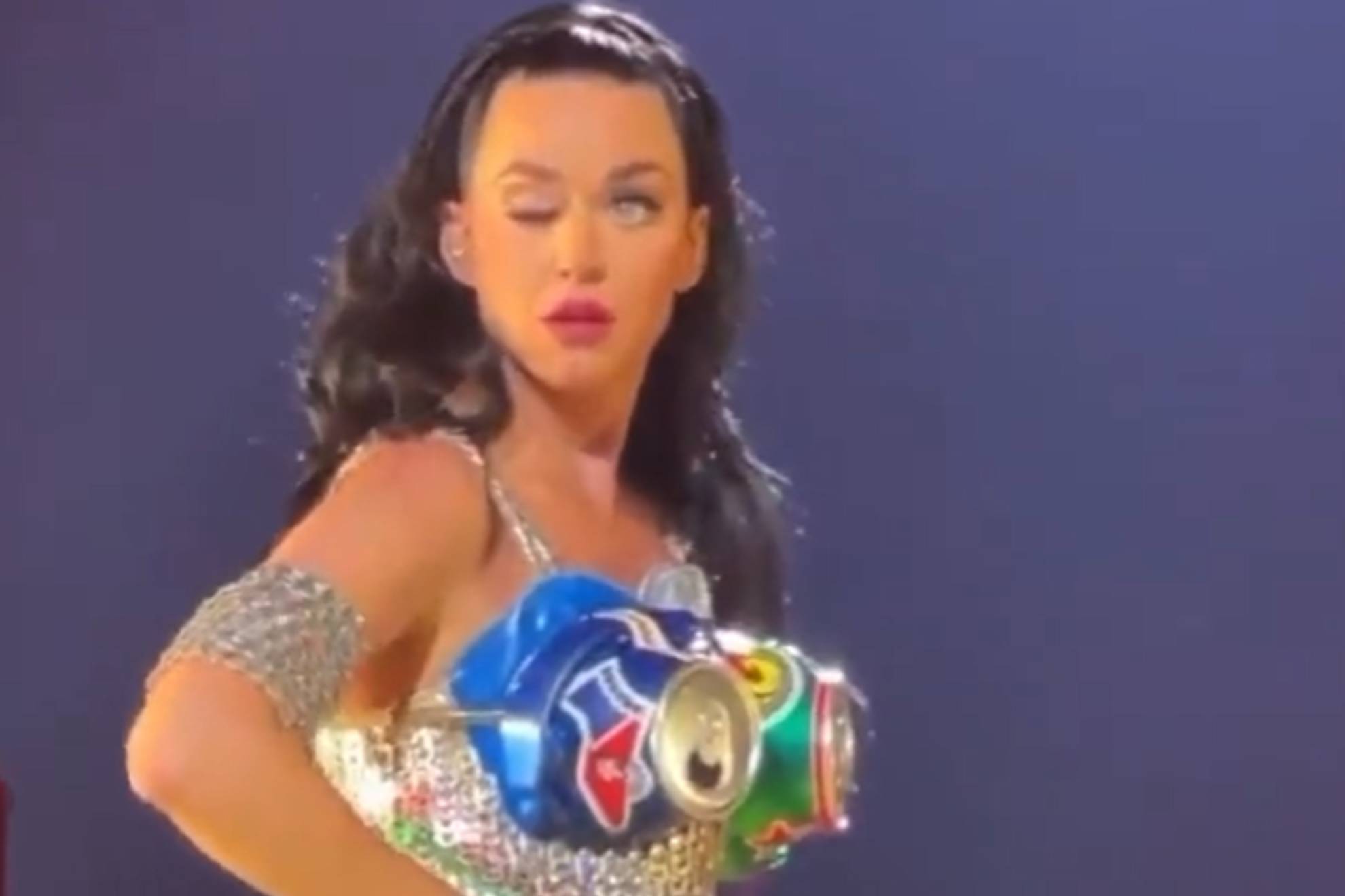 Alarma con Katy Perry: Incapaz de abrir un ojo durante un concierto