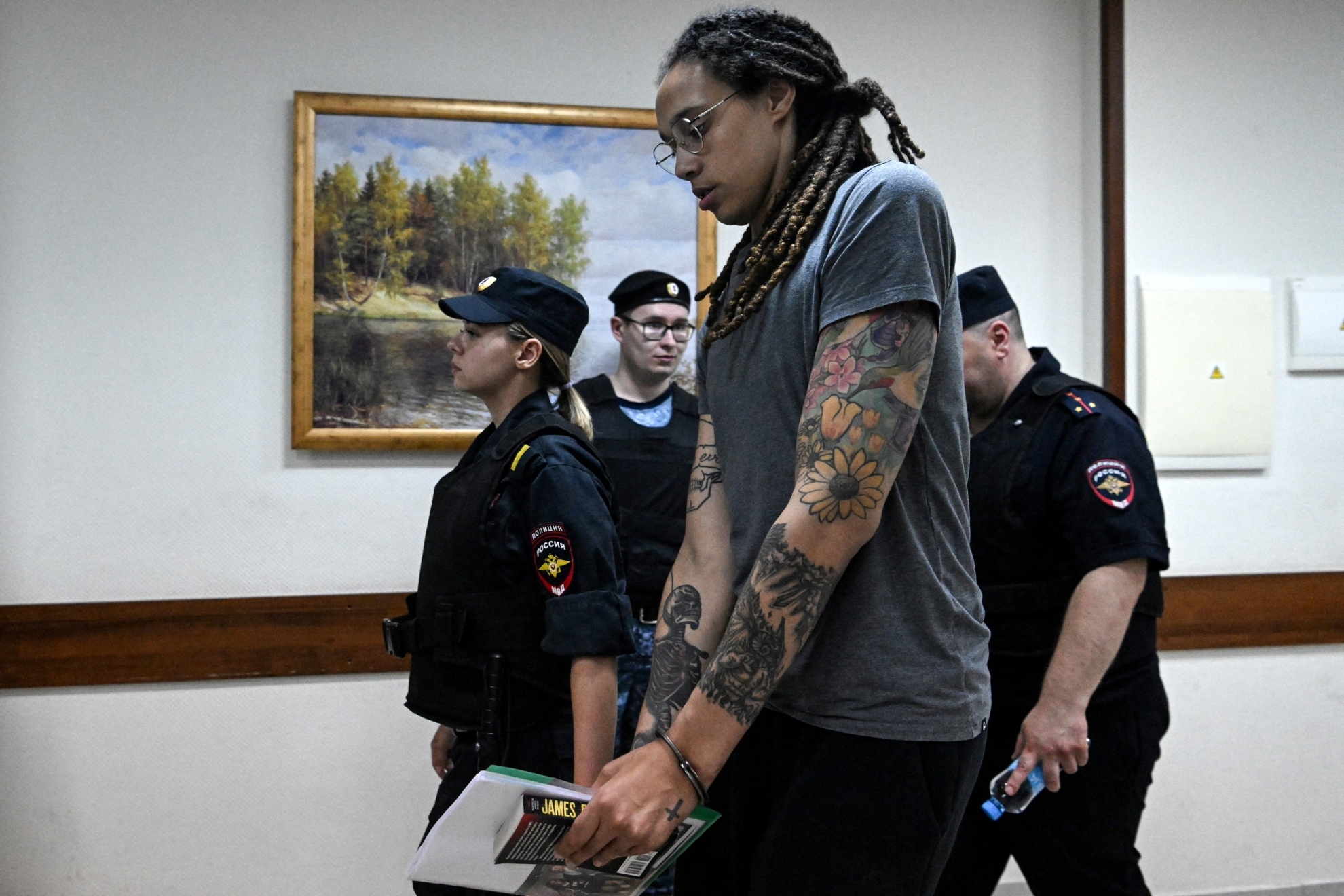 Griner, esposada y escoltada por la polica rusa camino de una vista de su juicio