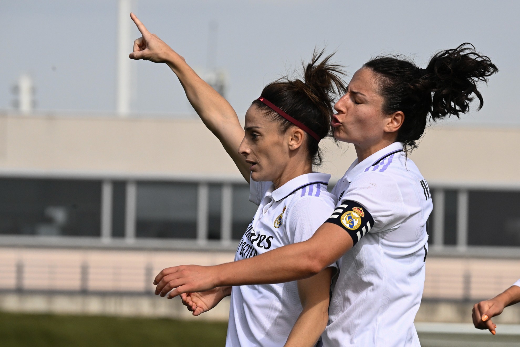 Esther González e Ivana Andrés celebran un gol del Real Madrid esta temporada / EFE