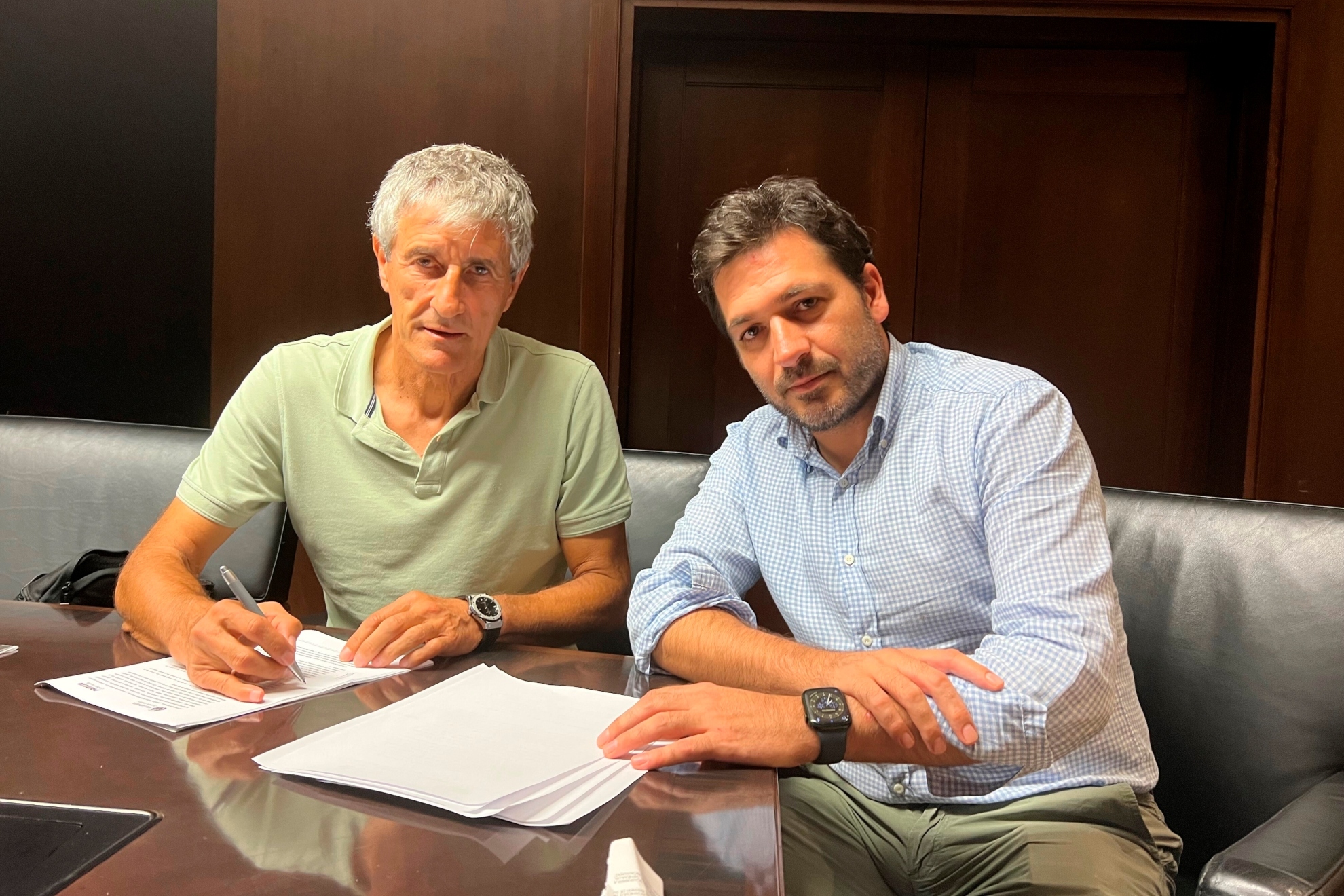 Quique Setién y Fernando Roig en el momento de la firma del contrato.