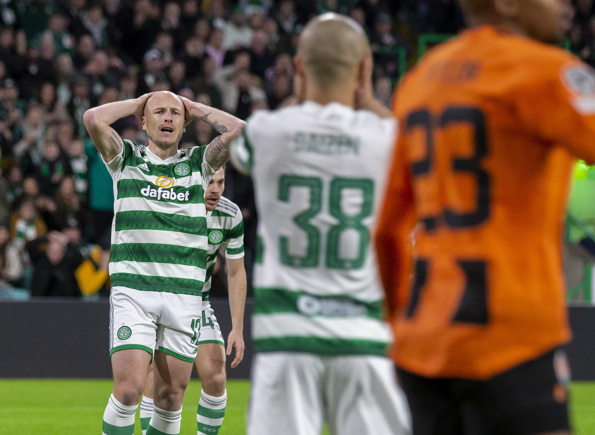 Glasgow (United Kingdom), 25/10/2022.- Celtic's Aaron Mooy reacts during the UEFA Champions League group F soccer match between Celtic Glasgow and lt;HIT gt;Shakhtar lt;/HIT gt; Donetsk in Glasgow, Britain, 25 October 2022. (Liga de Campeones, Reino Unido) EFE/EPA/ROBERT PERRY