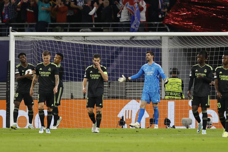 Courtois se lamenta tras el segundo gol del Leipzig.