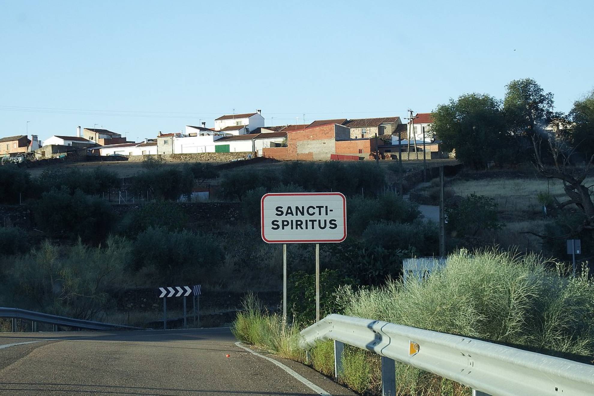 Cartel de entrada al pueblo de Sancti-Spritus en Badajoz.