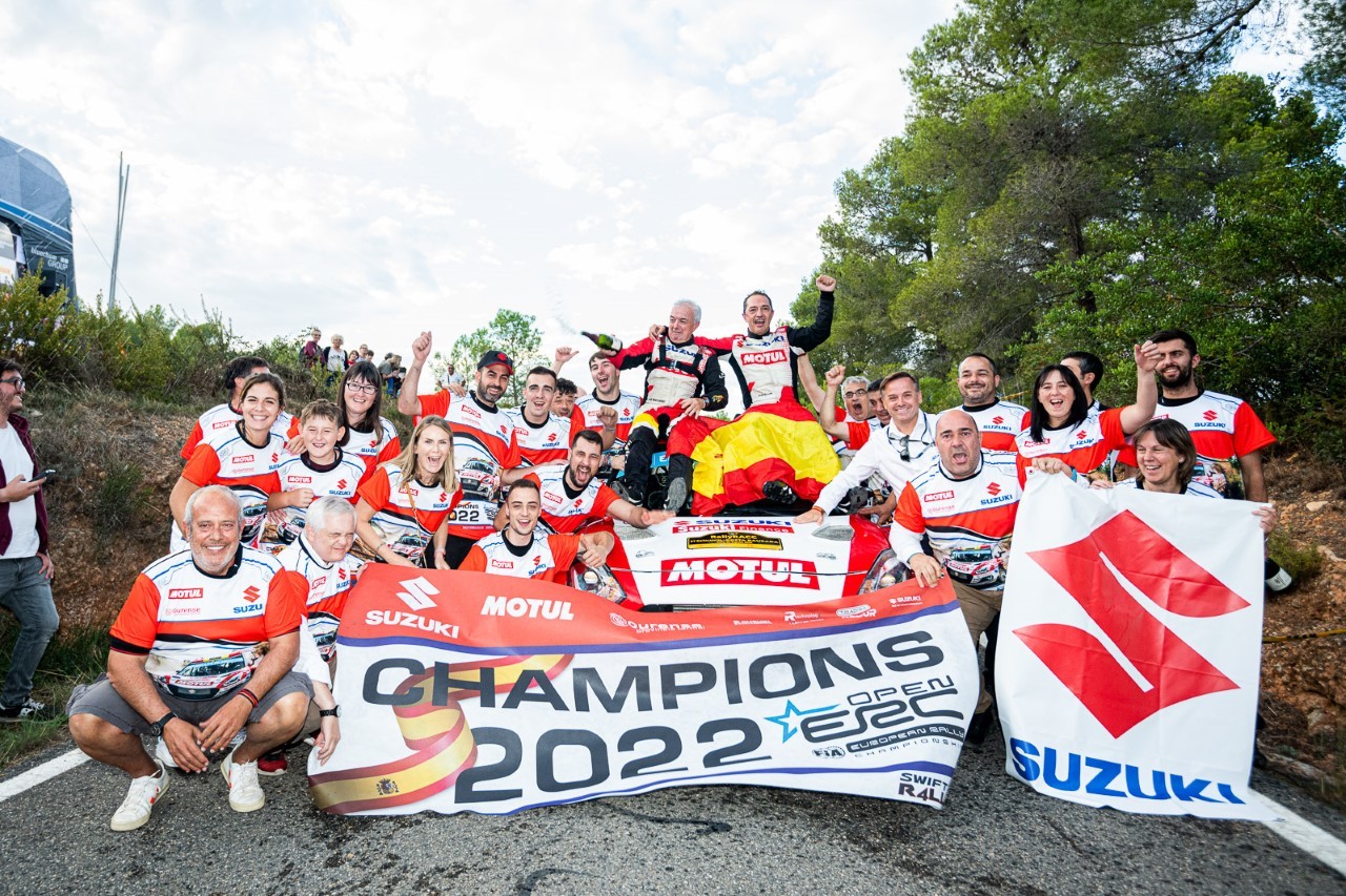 El equipo español celebrando su segundo título europeo.