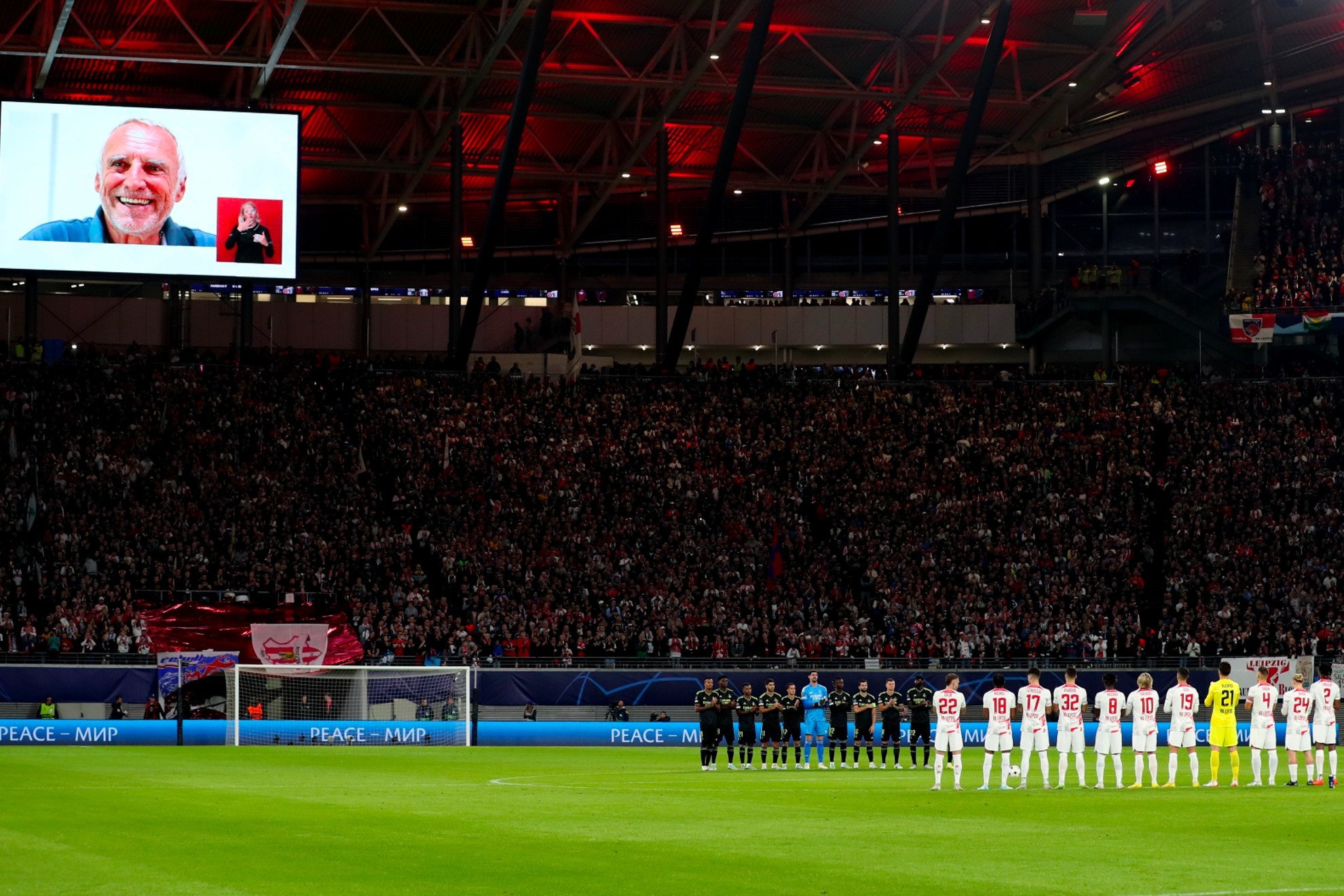 El minuto de silencio de los jugadores del Lepizig y el Real Madrid ayer en el partido de Copa de Europa.