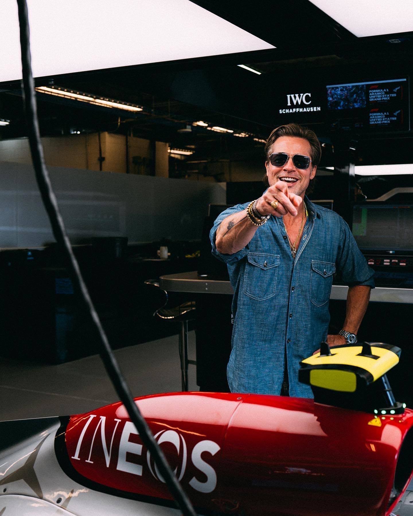 Brad Pitt, en el box de Mercedes.