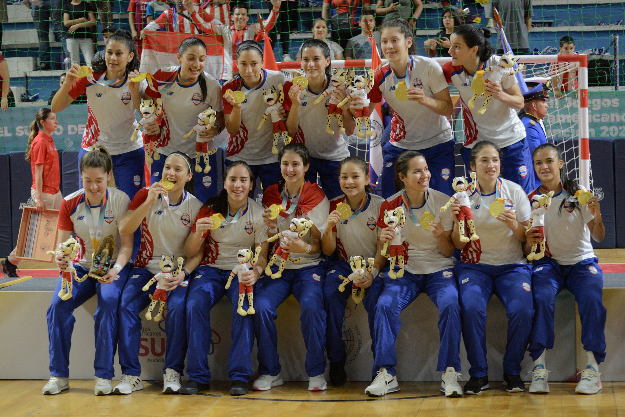 Las jugadoras de Paraguay posan con la medalla de oro lograda en los recientes Juegos Sudamericanos.