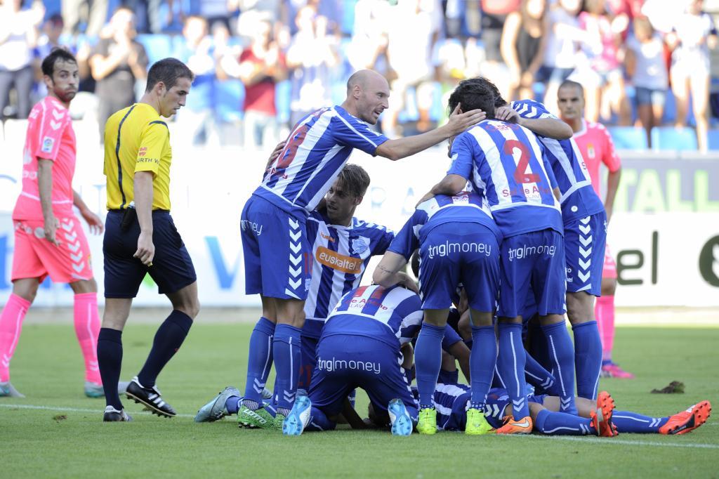 Los jugadores del Alavés celebran un gol al Oviedo en su último enfrentamiento en Mendizorroza