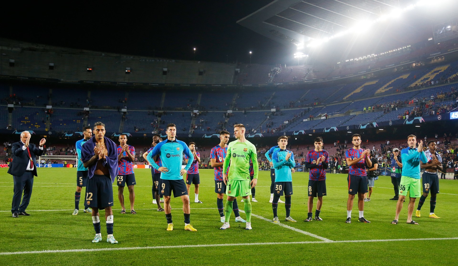 Los jugadores del Barcelona aplaudiendo a los aficionados azulgrana presentes en el Camp Nou.