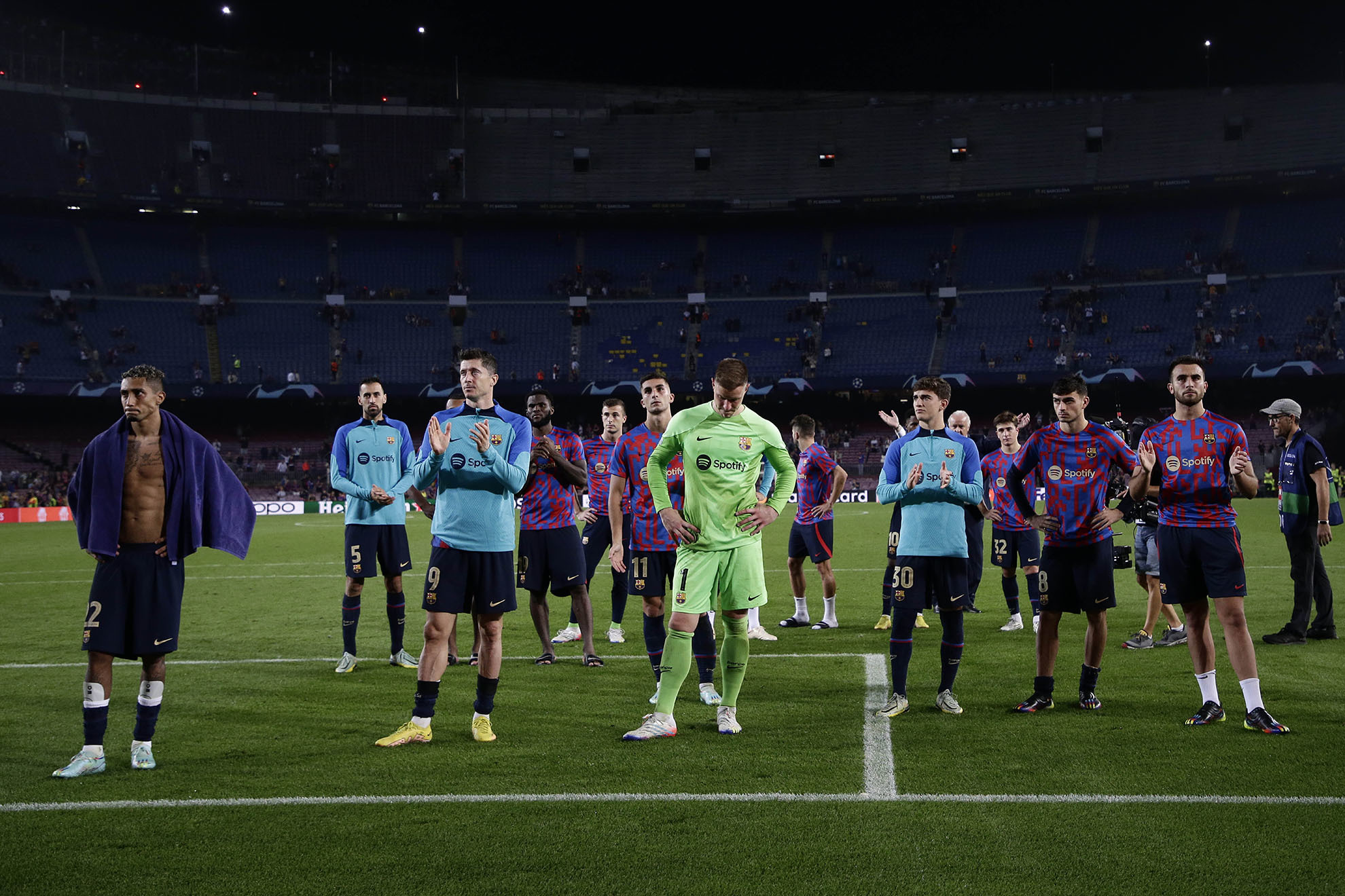 Los jugadores del Barcelona agradecen a la Grada de Animación del Camp Nou sus aplausos.