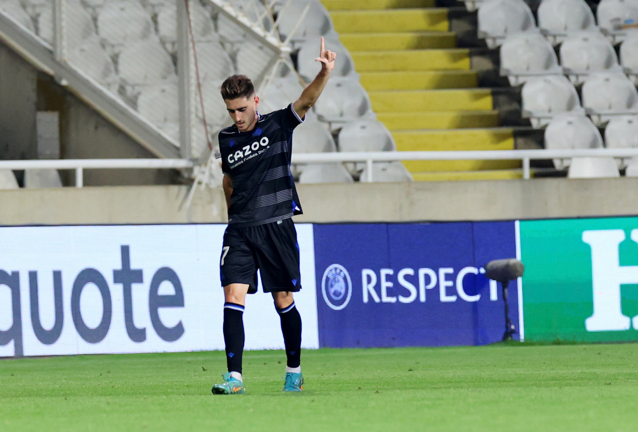 Robert Navarro celebra el gol que le marcó al Omonia en Nicosia.