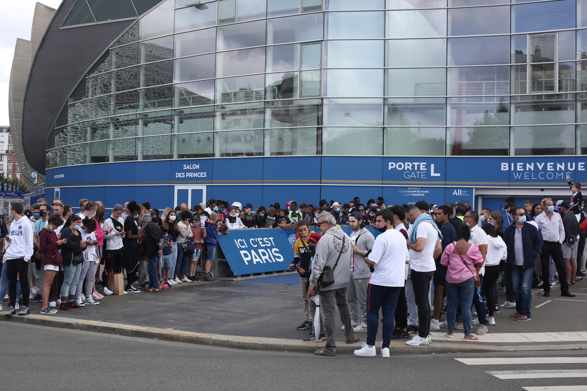 PSG fans queue up
