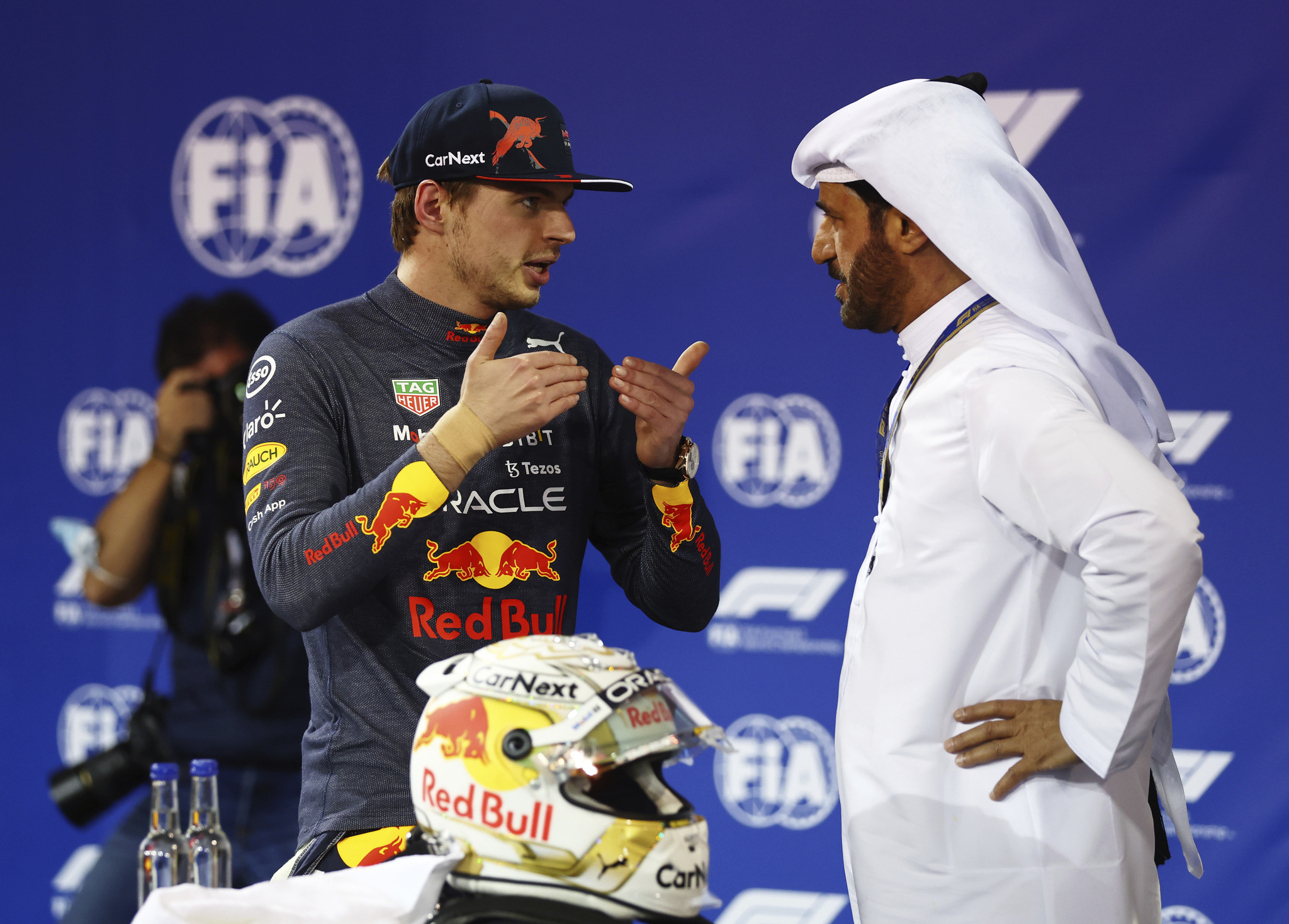 BAHRAIN, BAHRAIN - MARCH 19: Second place qualifier Max Verstappen of the Netherlands and Oracle Red Bull Racing talks with Mohammed ben lt;HIT gt;Sulayem lt;/HIT gt;, FIA President, in parc ferme during qualifying ahead of the F1 Grand Prix of Bahrain at Bahrain International Circuit on March 19, 2022 in Bahrain, Bahrain. (Photo by Lars Baron/Getty Images) Mohammed Ben lt;HIT gt;Sulayem lt;/HIT gt;, Christian Horner y Max Verstappen Firma: Red Bull