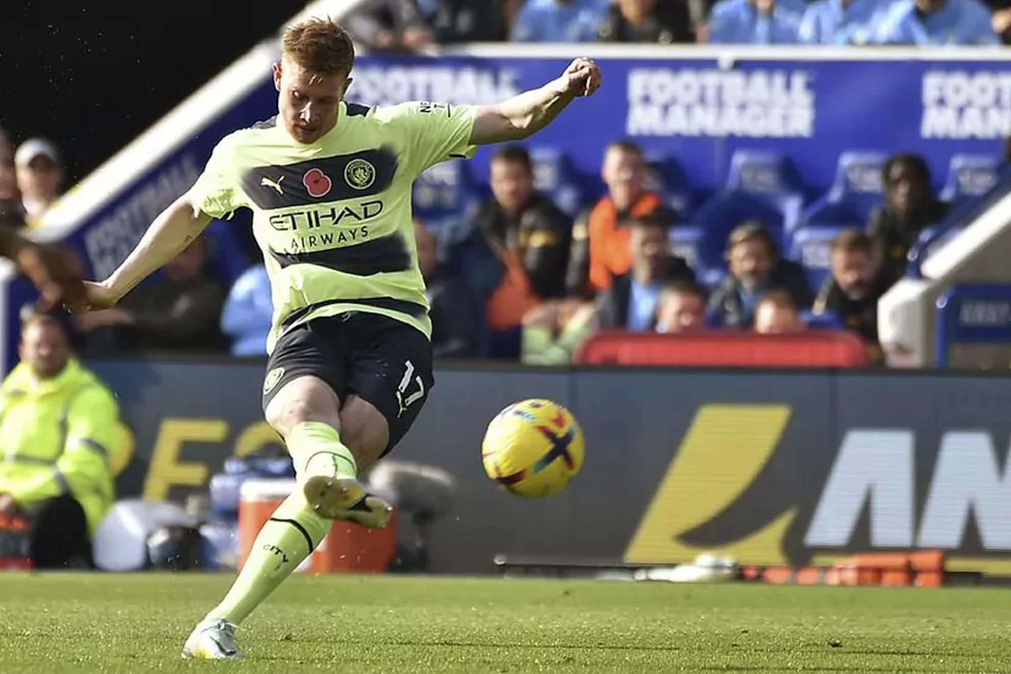 De Bruyne's brilliant freekick sees Manchester City go top without Haaland