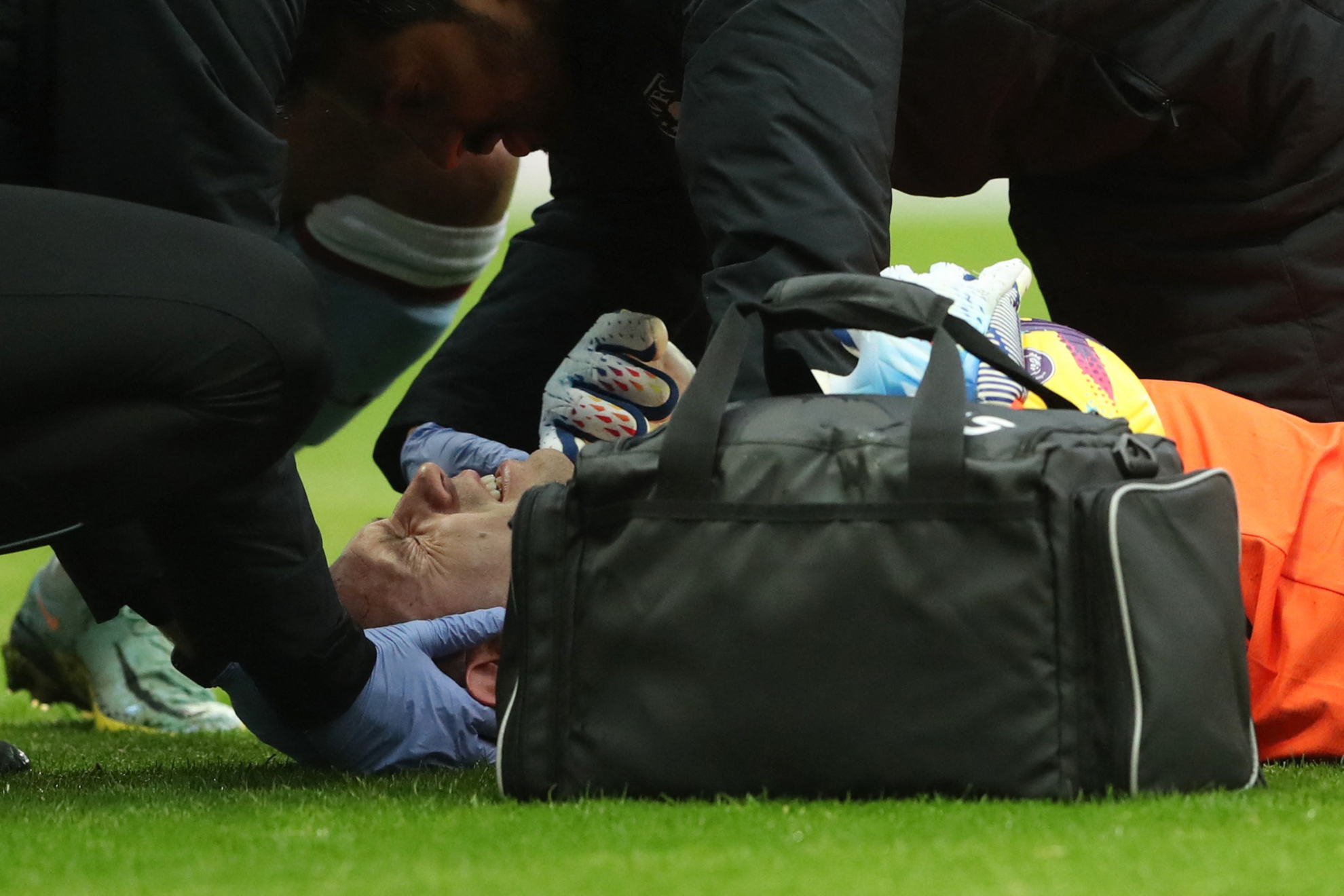 Dibu Martínez sale lesionado del duelo del Aston Villa y enciende las alarmas de Argentina