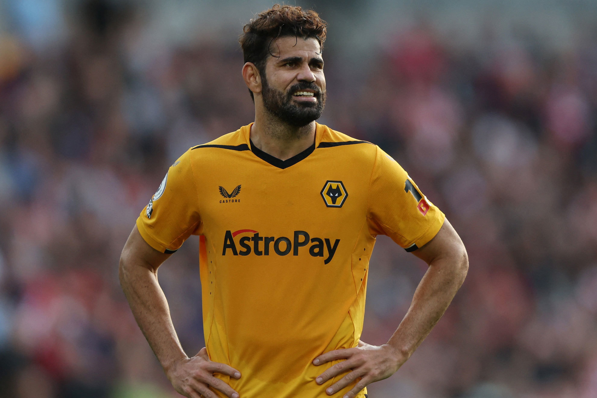 Costa se va expulsado ante el Brentford. | Reuters
