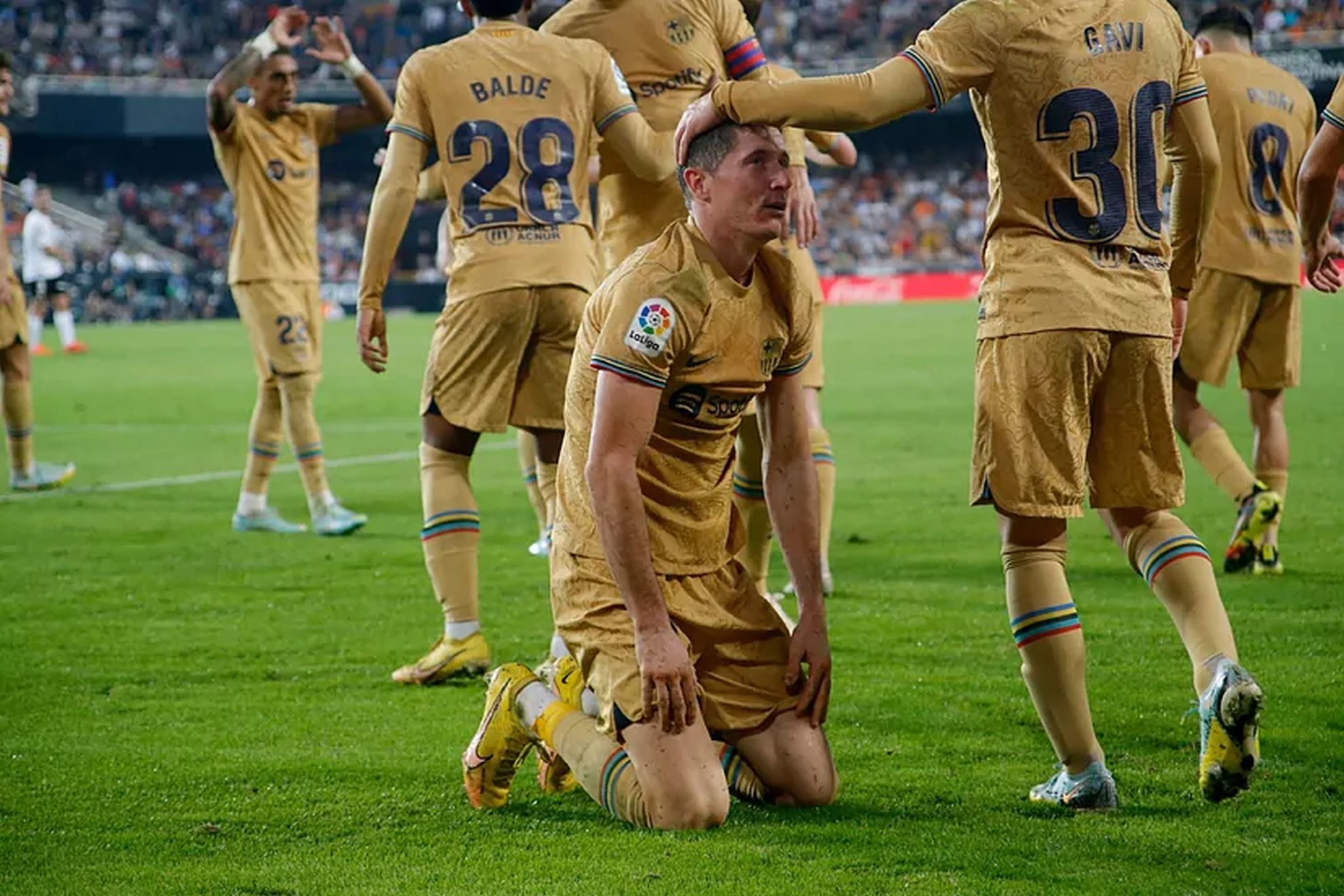 Lewandowski celebrates his winner against Valencia