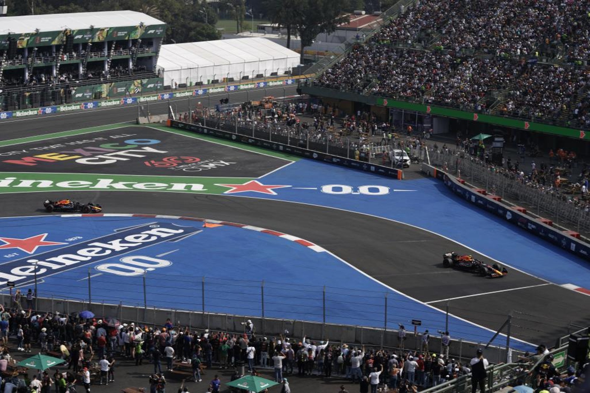 Verstappen pasa por la abarrotada Grada Sol en la Clasificación del GP de México 2022.