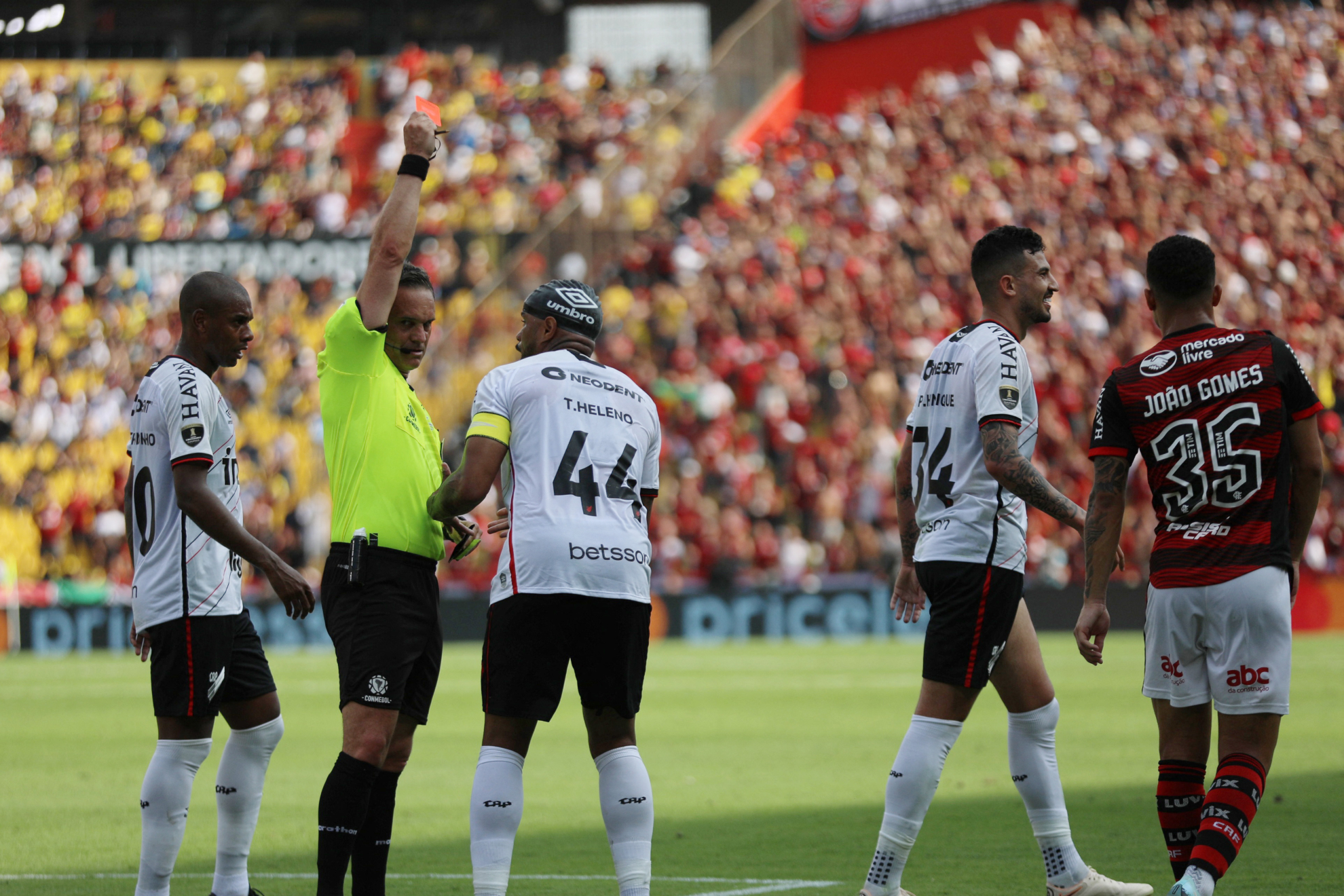 Pedro Henrique es expulsado y deja al Paranaense con desventaja numérica en la final de la Copa Libertadores
