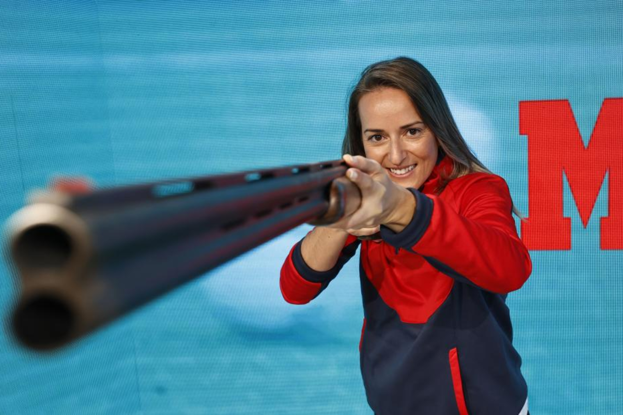Fátima Gálvez posa con su escopeta en el plató de 'MARCA la Diferencia'.