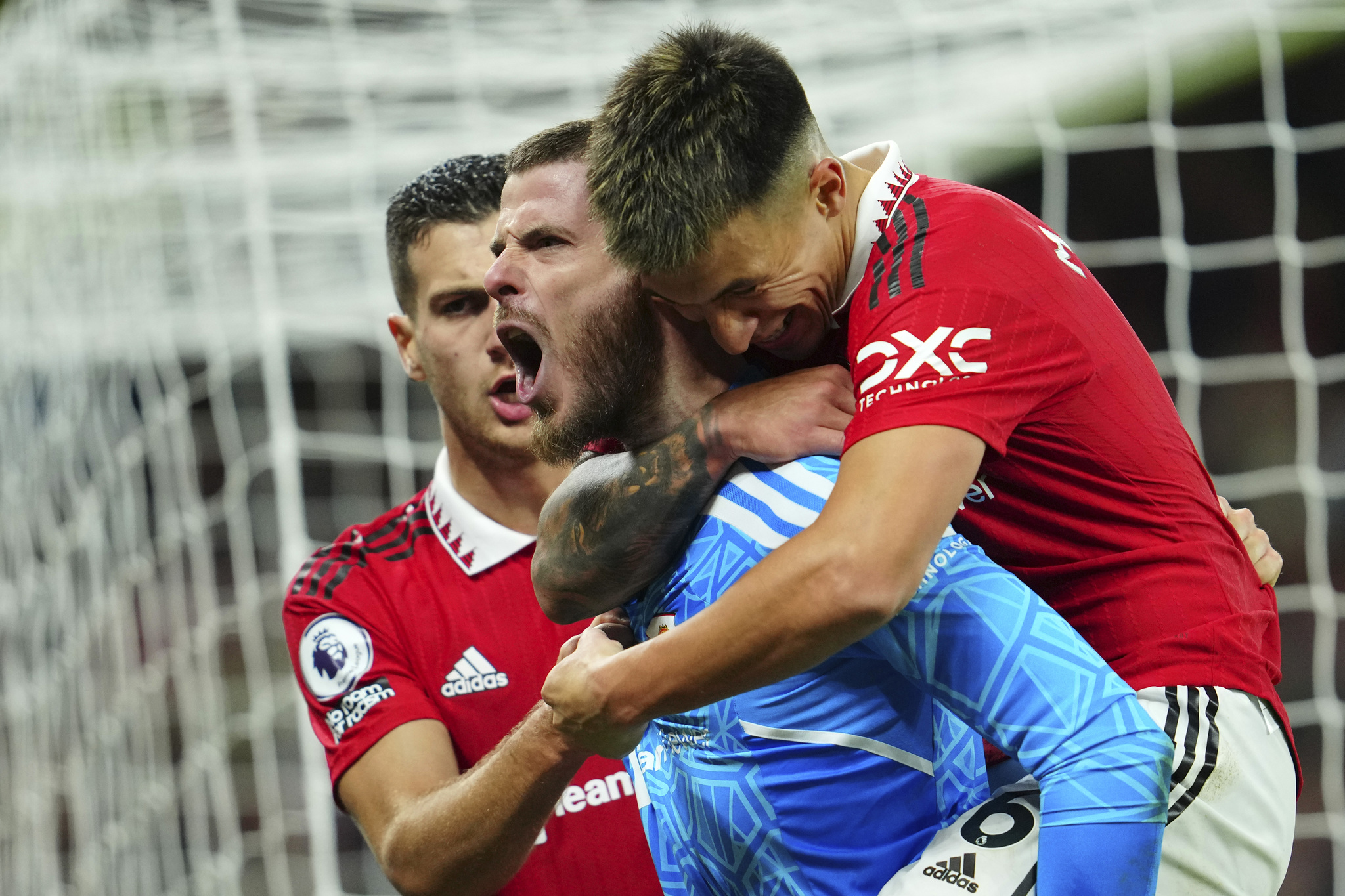 De Gea celebrates as Manchester United win