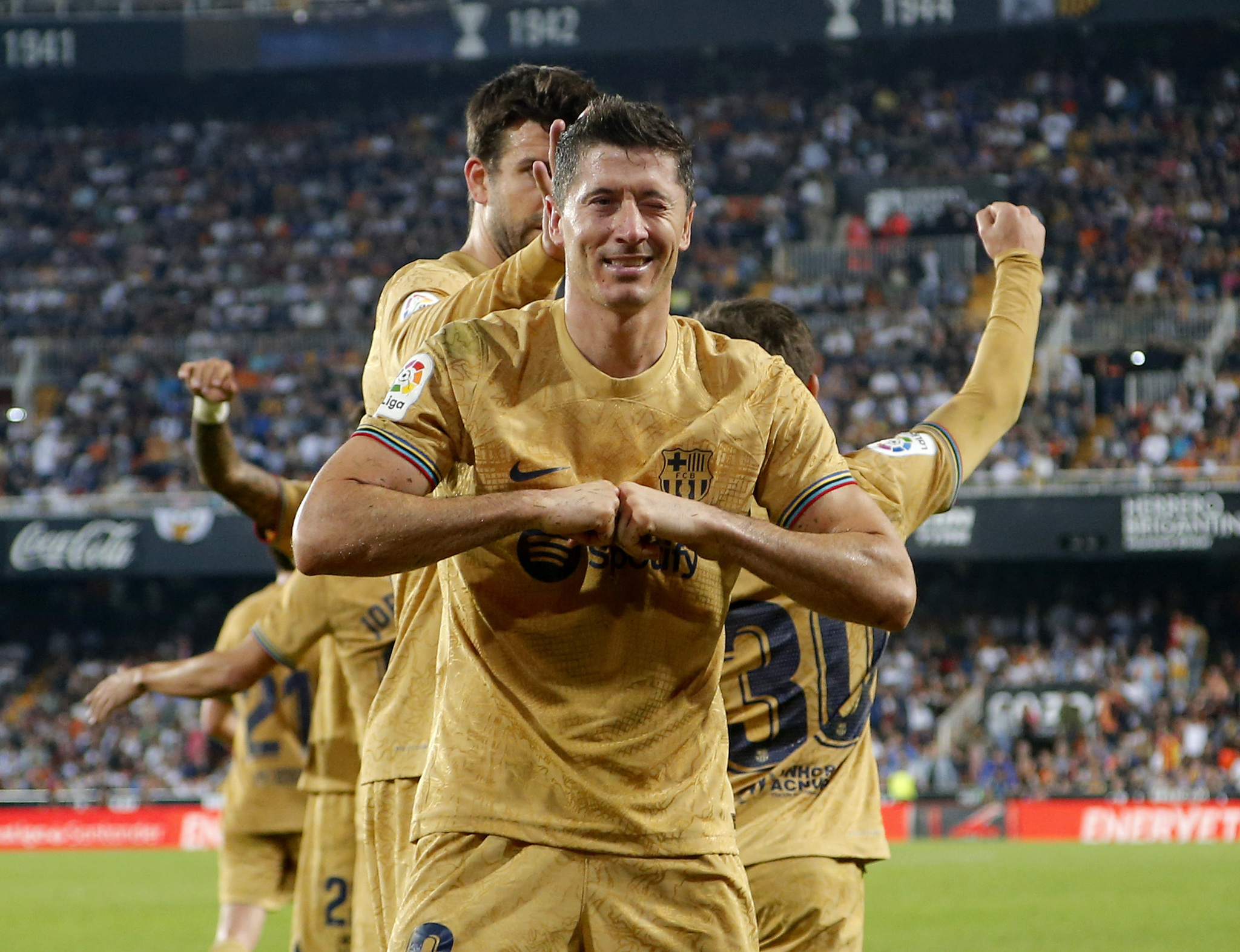 Lewandowski celebra su gol en Mestalla.