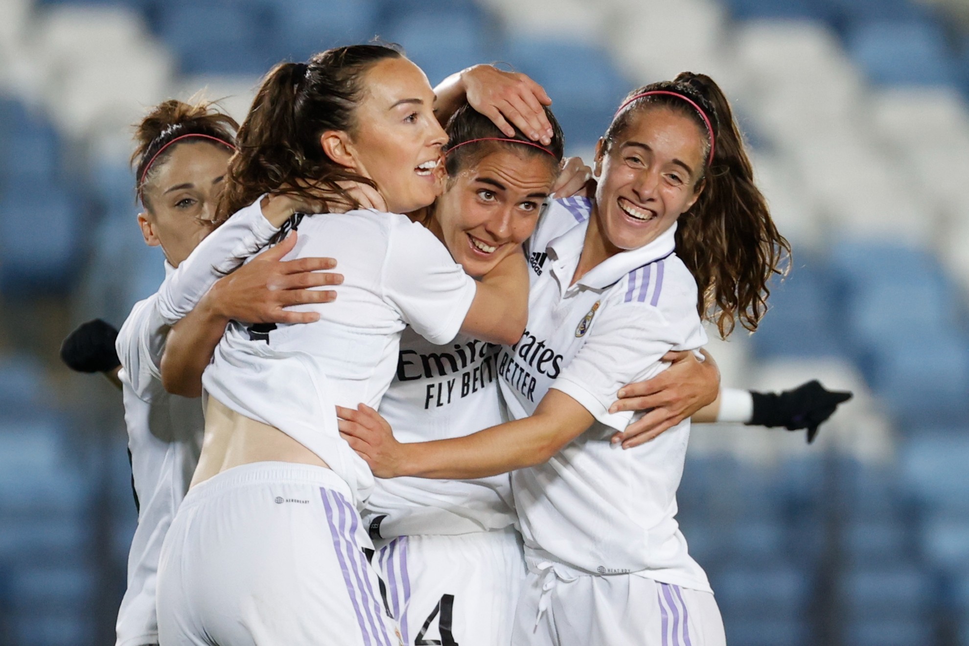 Rocío Gálvez es felicitada por sus compañeras tras marcar ante el Sevilla / EFE