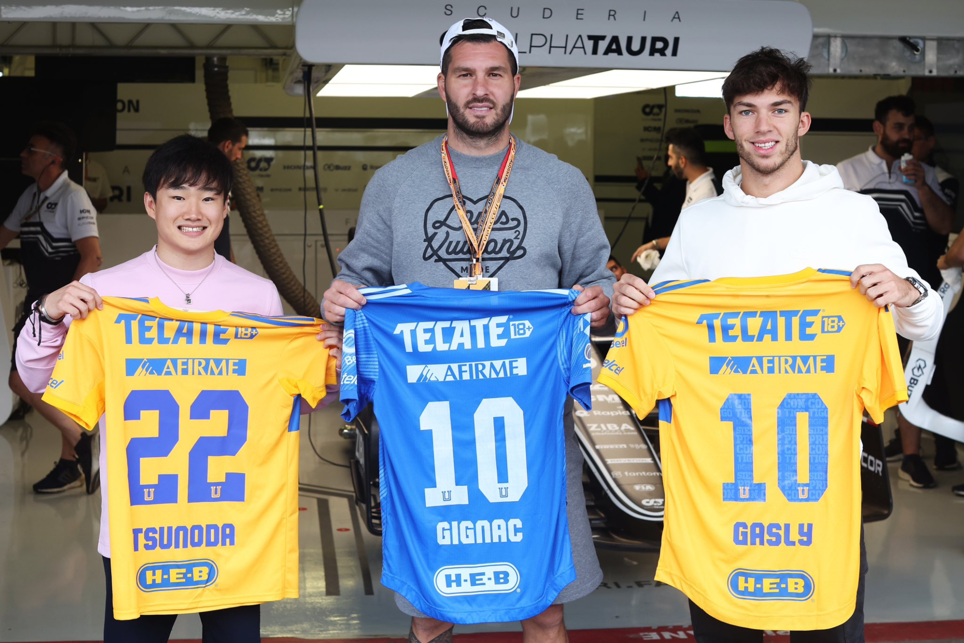 Gignac fue el encargado de llevarle sus jerseys a Tsunoda y Gasly | @TigresOficial
